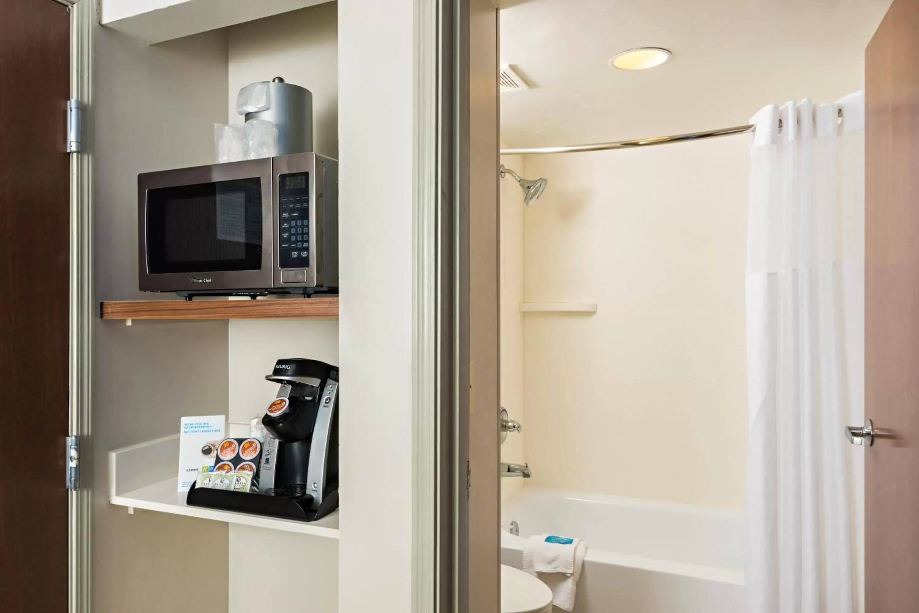 Bathroom, TV/Entertainment Center in Holiday Inn Express Peoria North - Glendale, an IHG Hotel