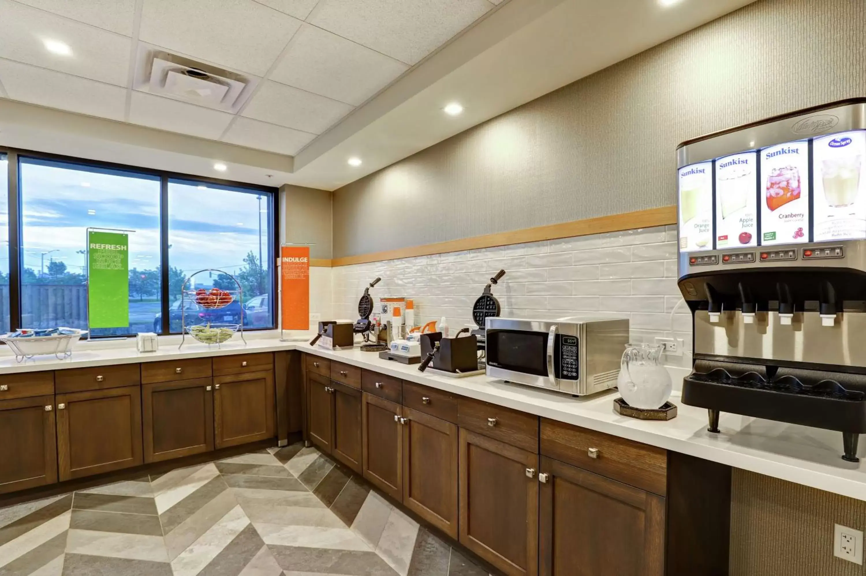 Breakfast, Kitchen/Kitchenette in Hampton Inn St. Catharines Niagara