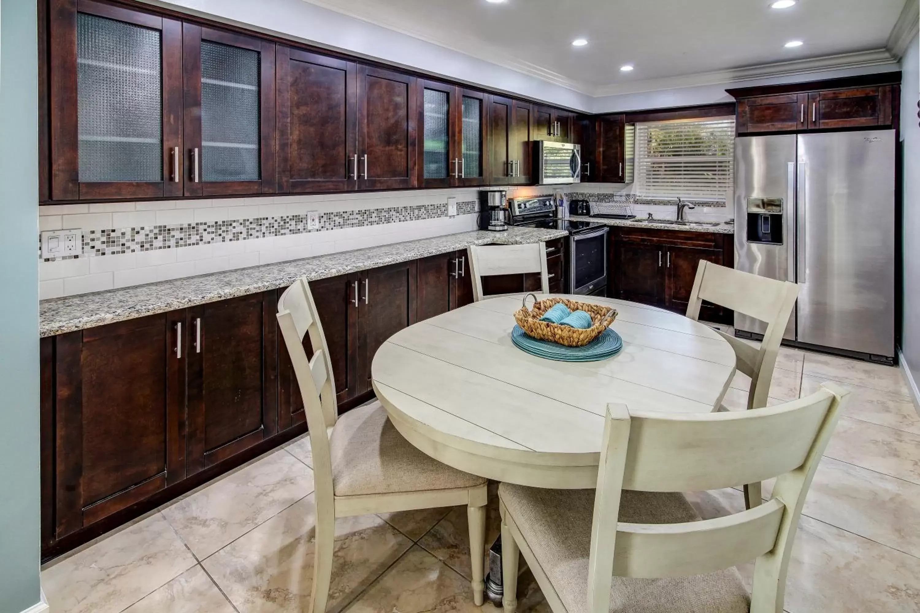 Kitchen or kitchenette, Dining Area in May-Dee Suites in Florida