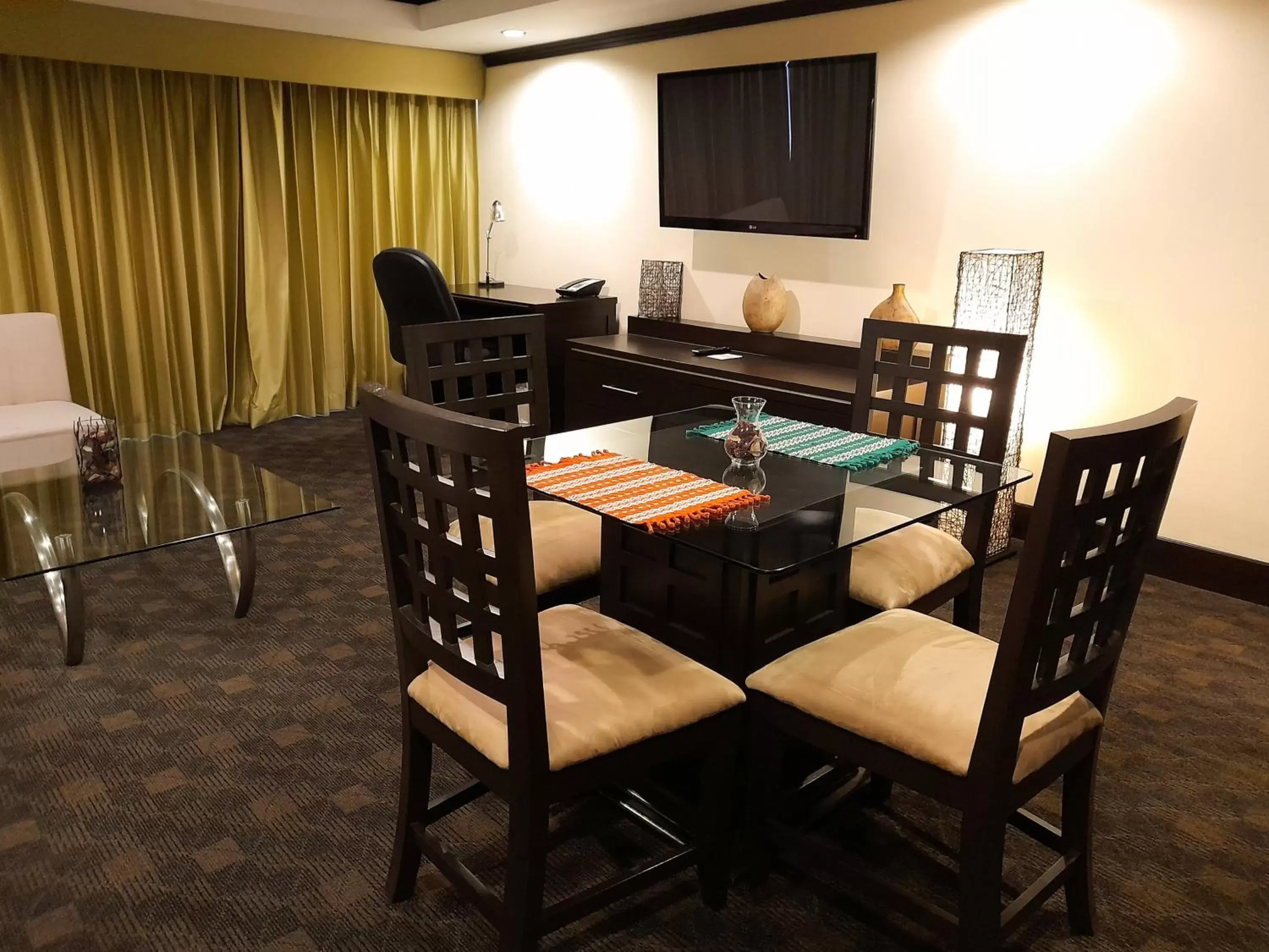 Photo of the whole room, Dining Area in Holiday Inn Guatemala, an IHG Hotel