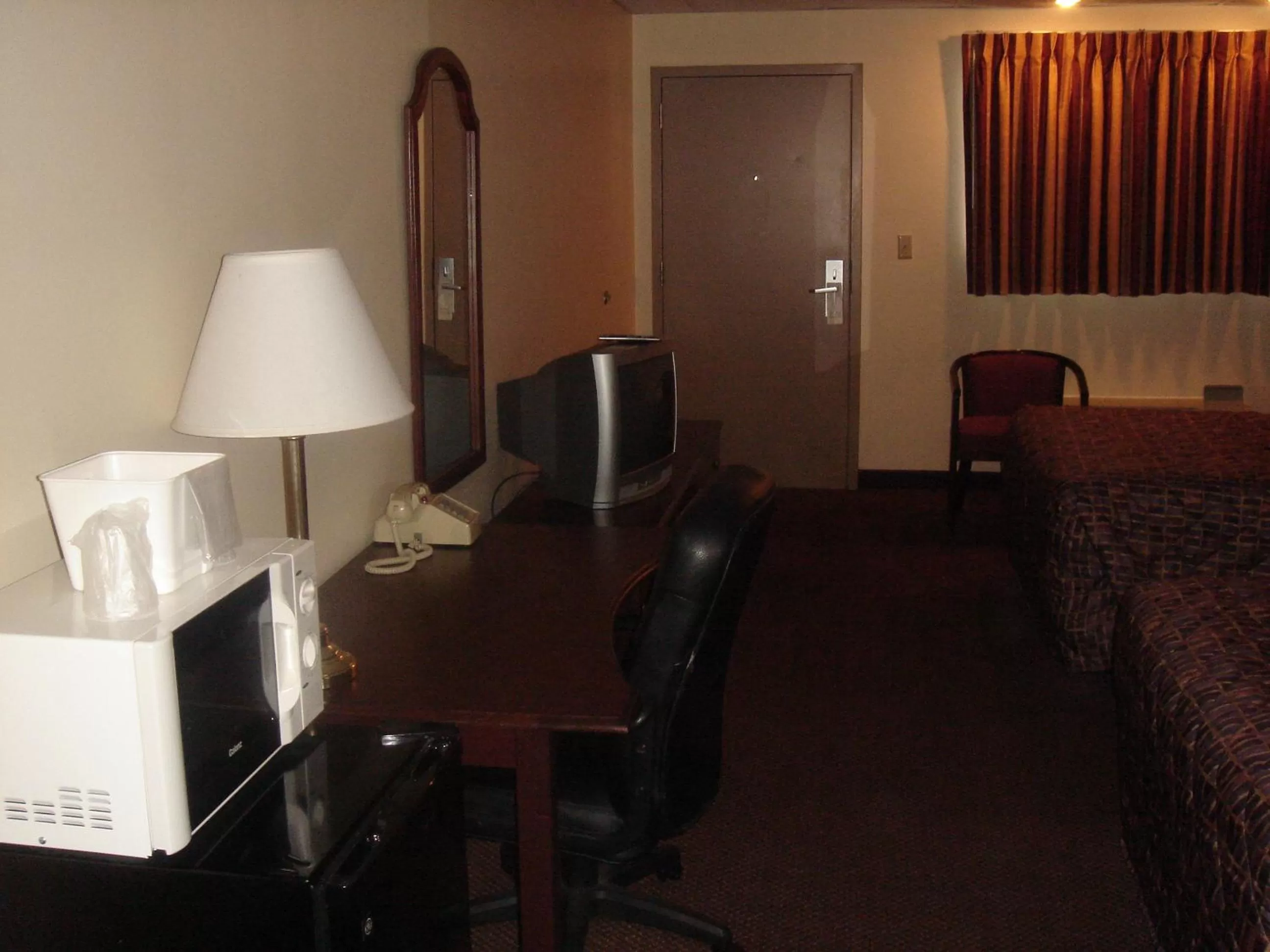 Bedroom, Bed in German Village Inn Motel