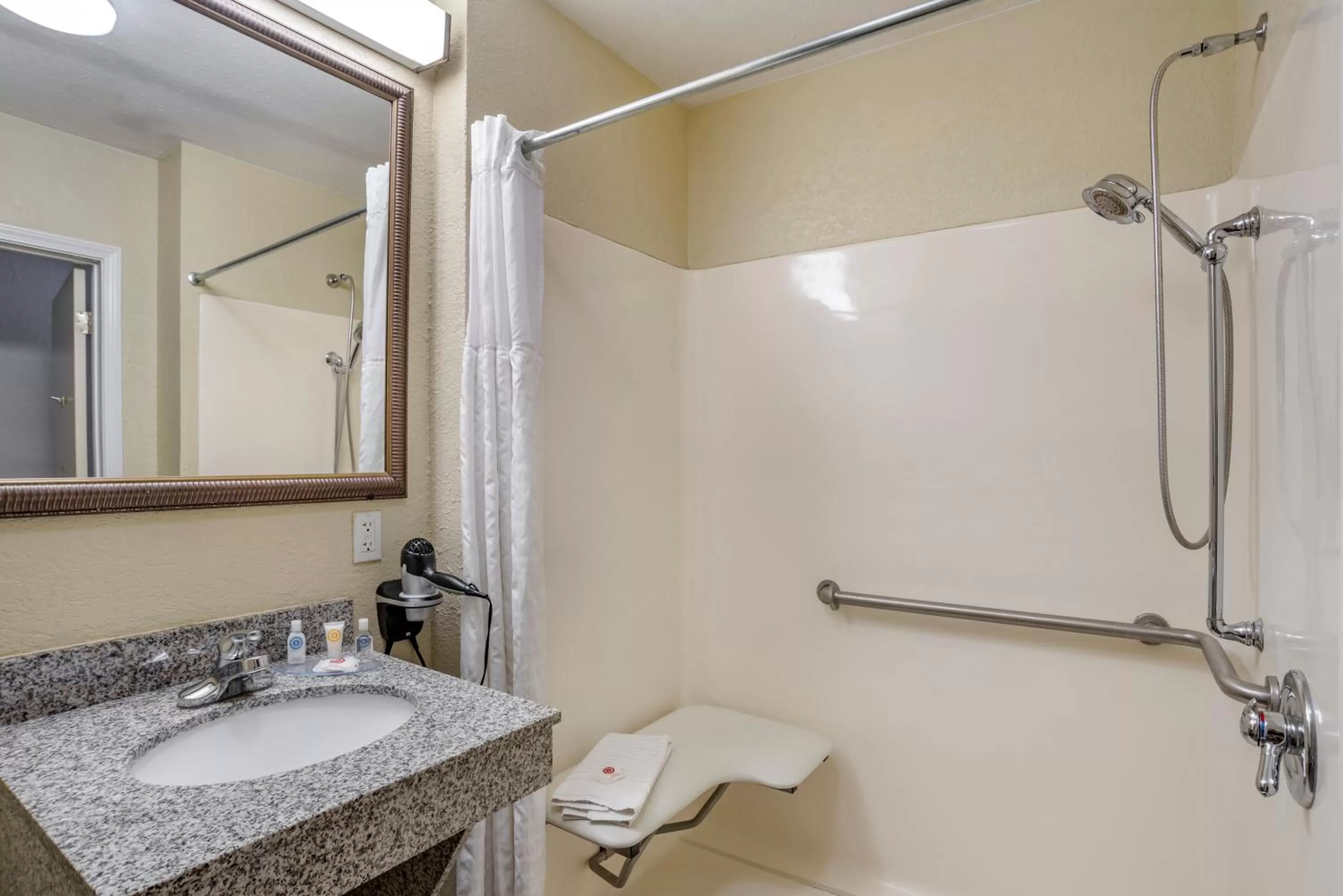 Shower in Comfort Inn & Suites Marianna I-10