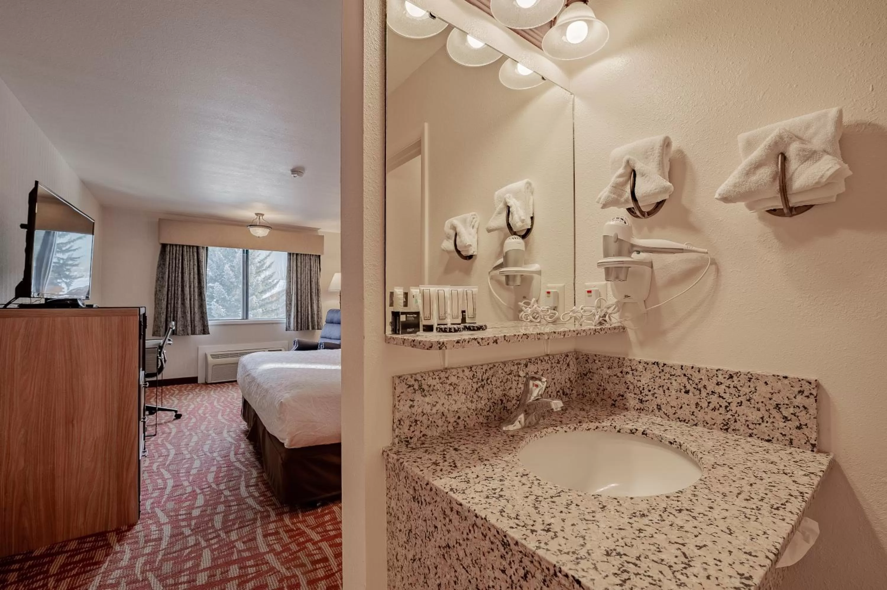 Bathroom, Bed in 49'er Inn & Suites