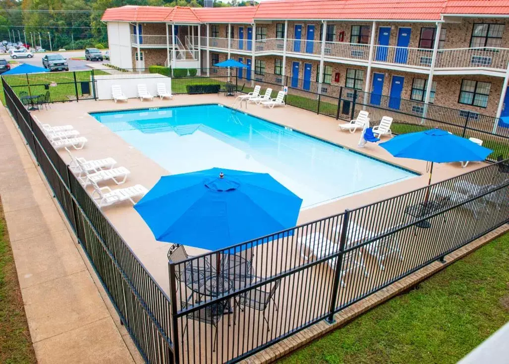 Swimming pool, Pool View in Motel 6-Palestine, TX