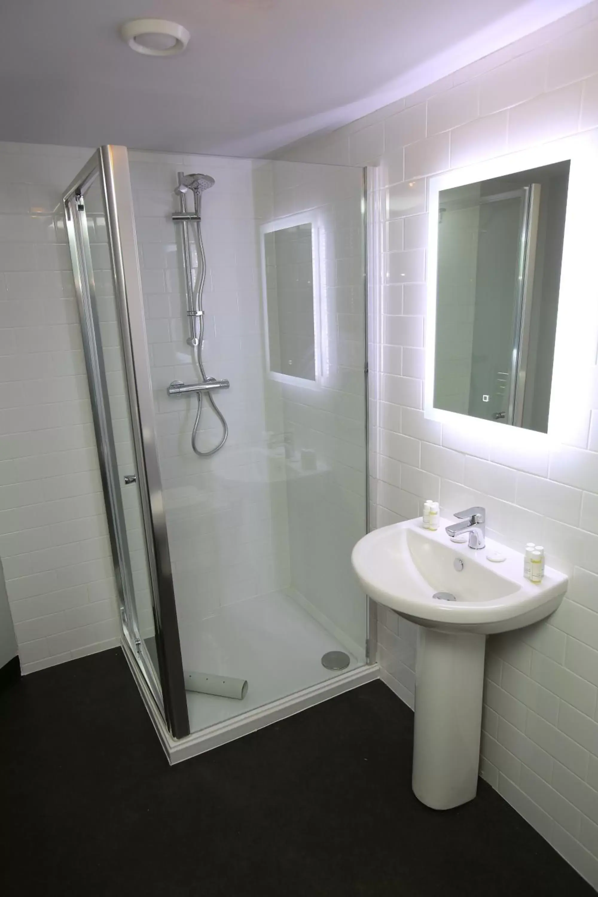 Bathroom in The Queens Head Hotel
