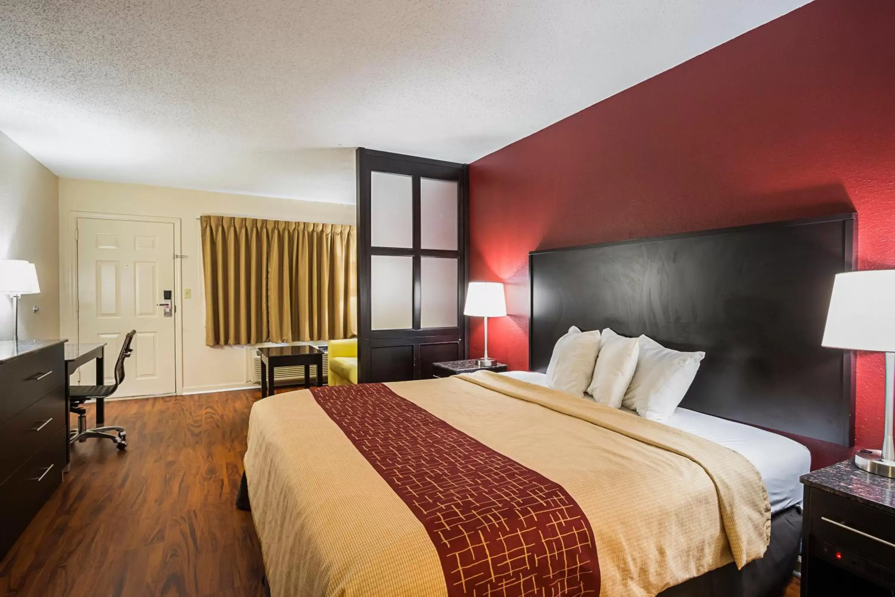 Photo of the whole room, Bed in Red Roof Inn & Suites Scottsboro