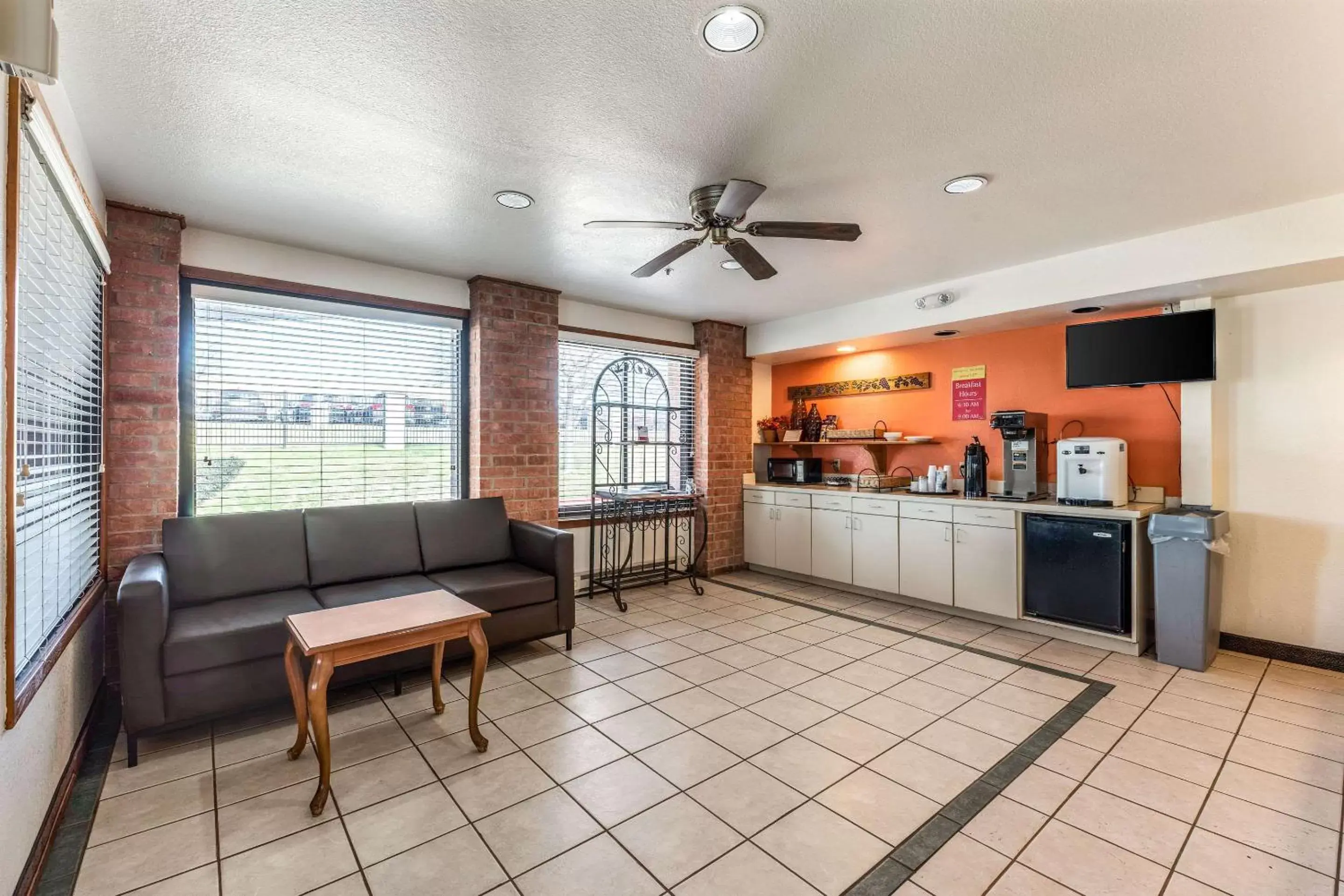 Lobby or reception, Kitchen/Kitchenette in Econo Lodge Inn & Suites