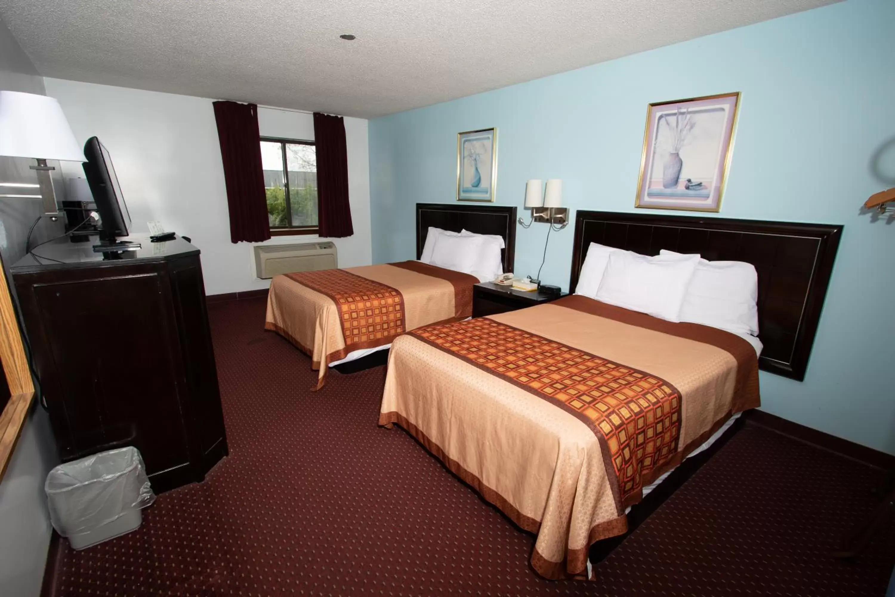 Photo of the whole room, Bed in Eastbrook Inn