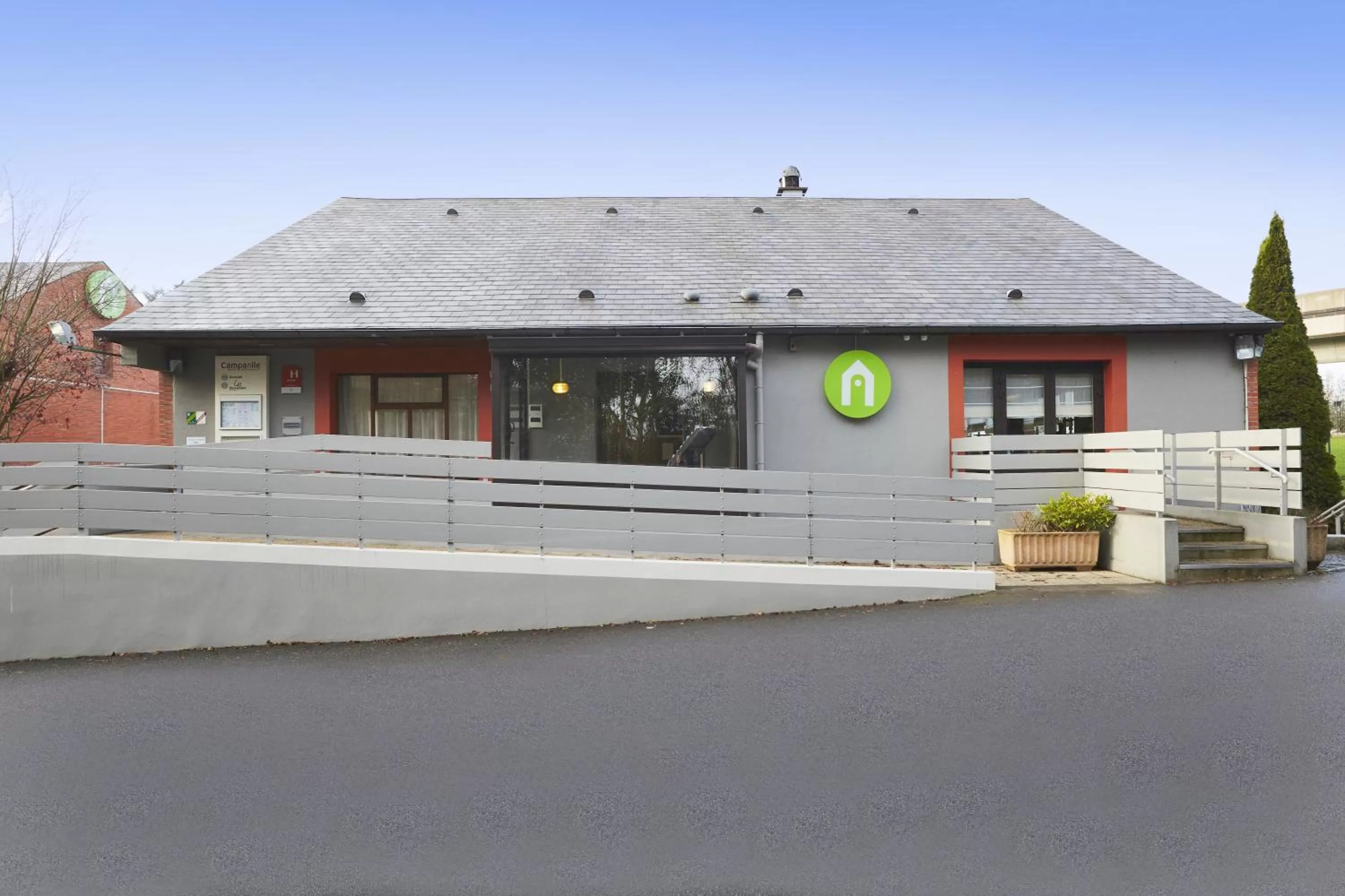 Facade/entrance in Campanile Lille Sud - CHR