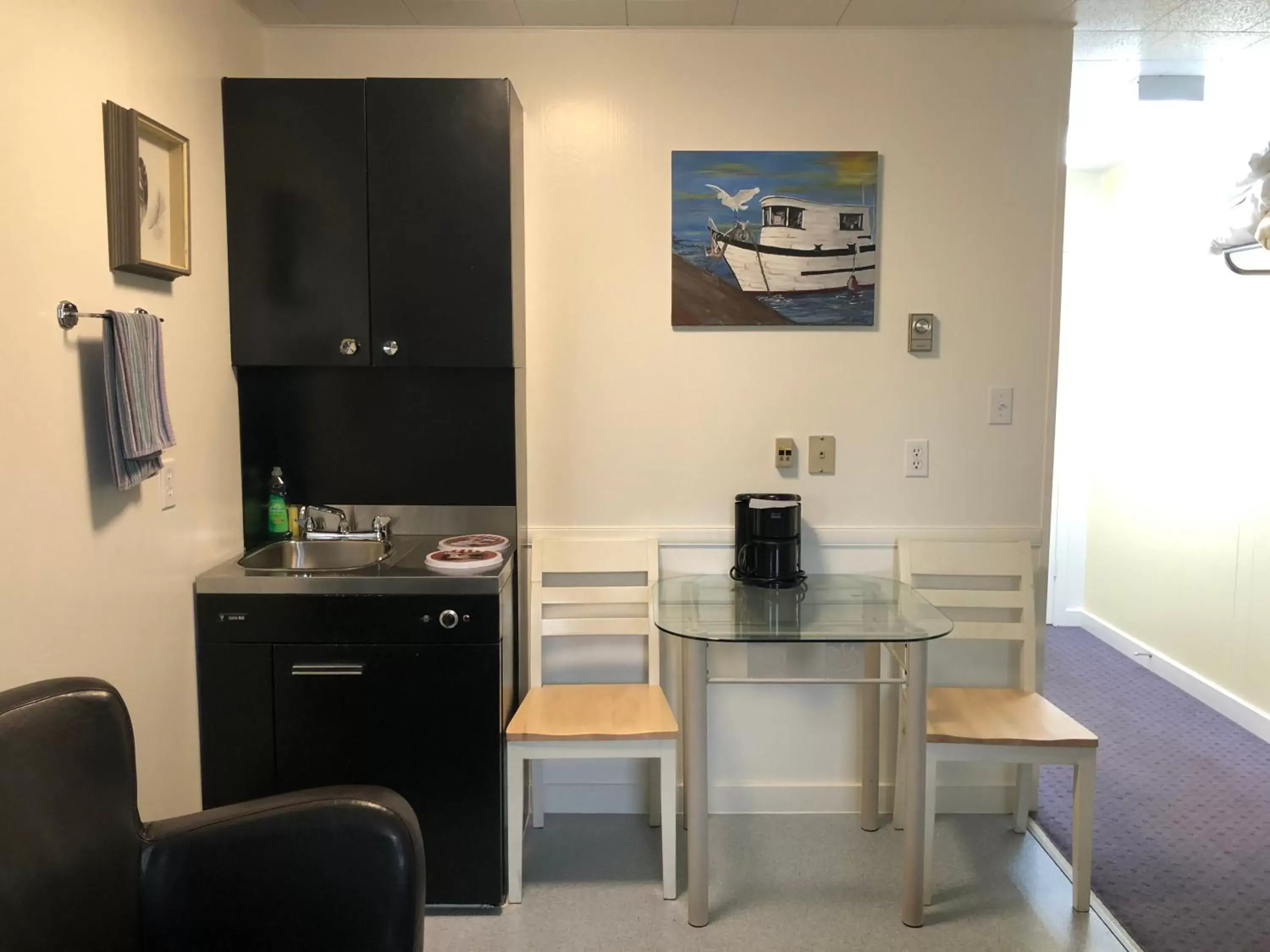 Kitchen/Kitchenette in Creston Valley Motel