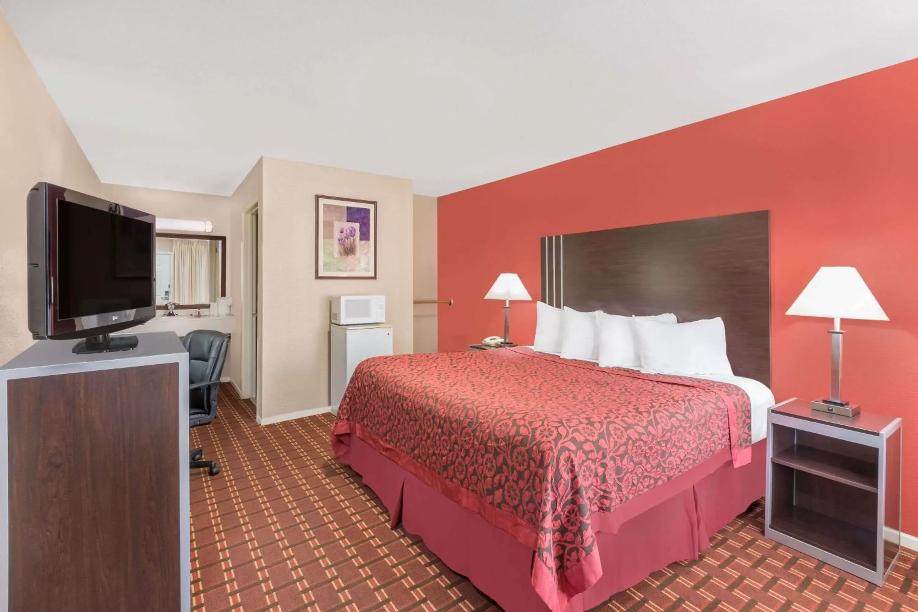Photo of the whole room, Bed in Days Inn by Wyndham College Station University Drive