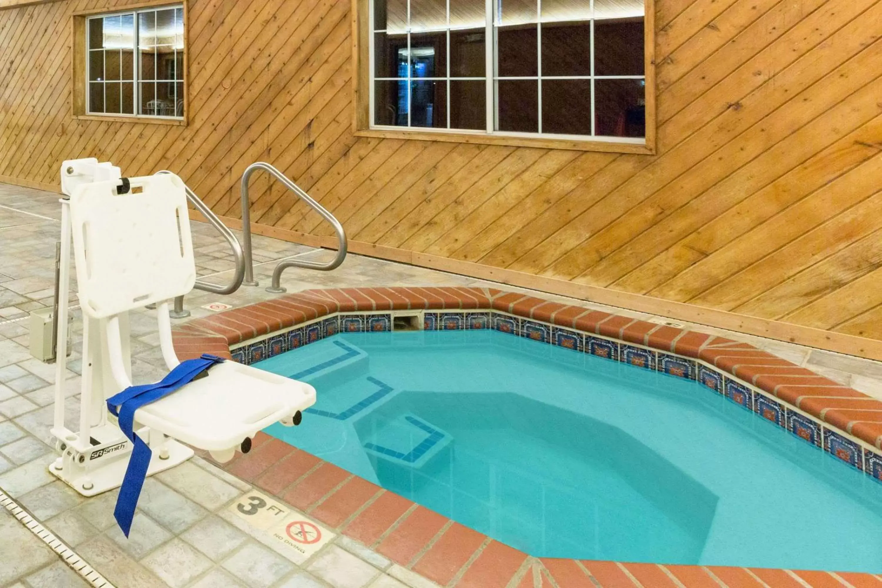 Hot Tub, Swimming Pool in Super 8 by Wyndham Clarinda