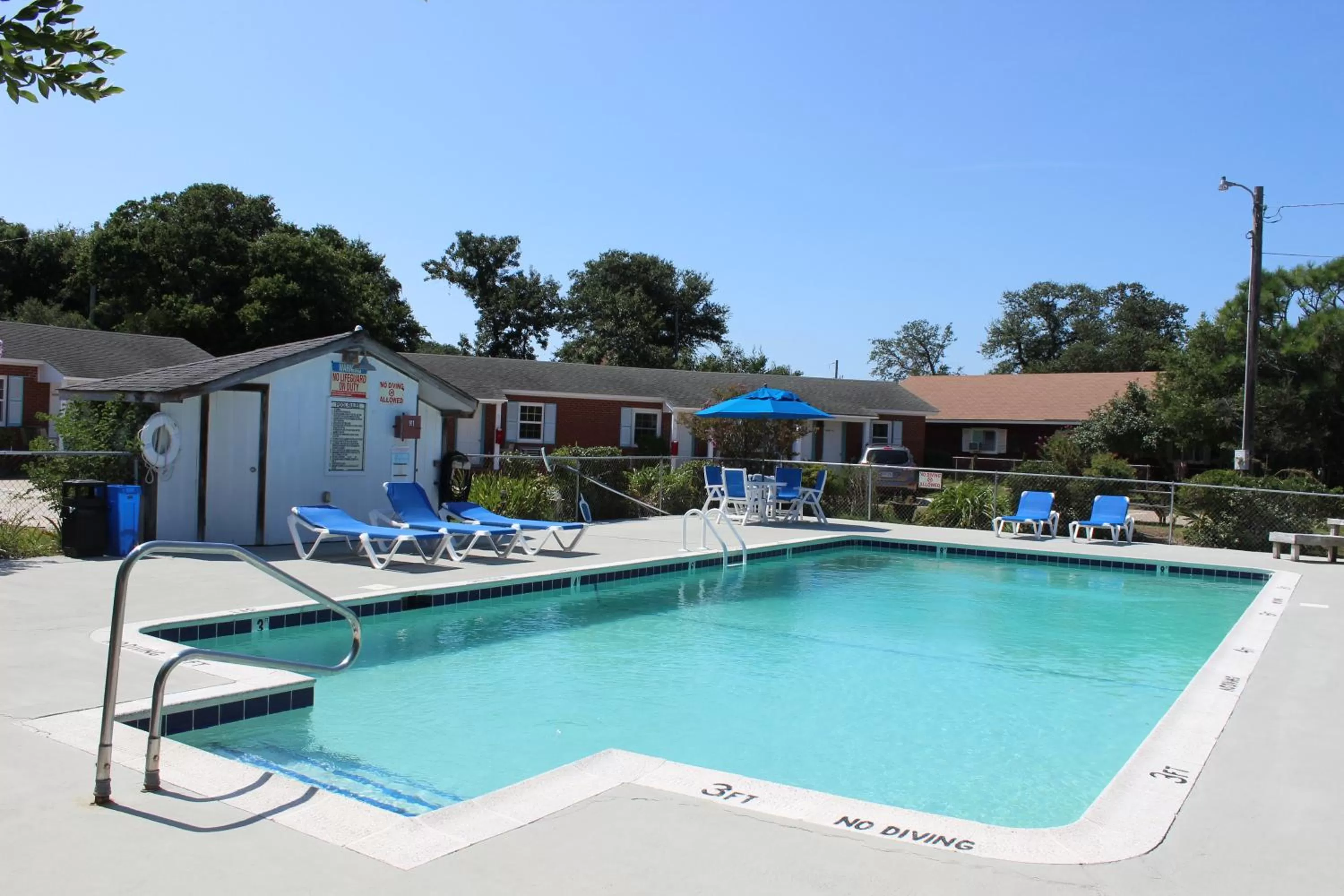 Swimming pool in Cape Pines Motel
