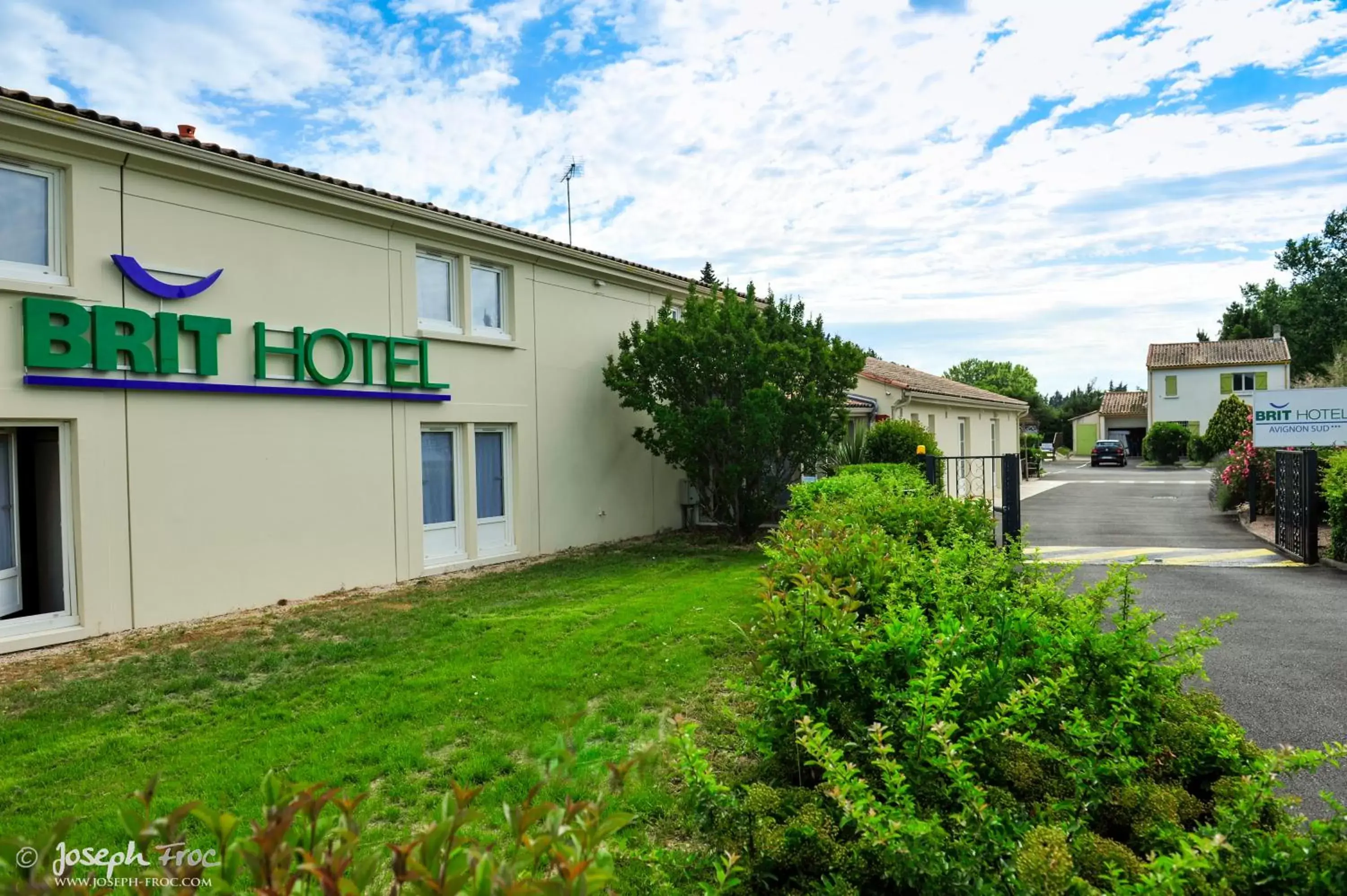 Property Building in Brit Hotel Avignon Sud Le Calendal