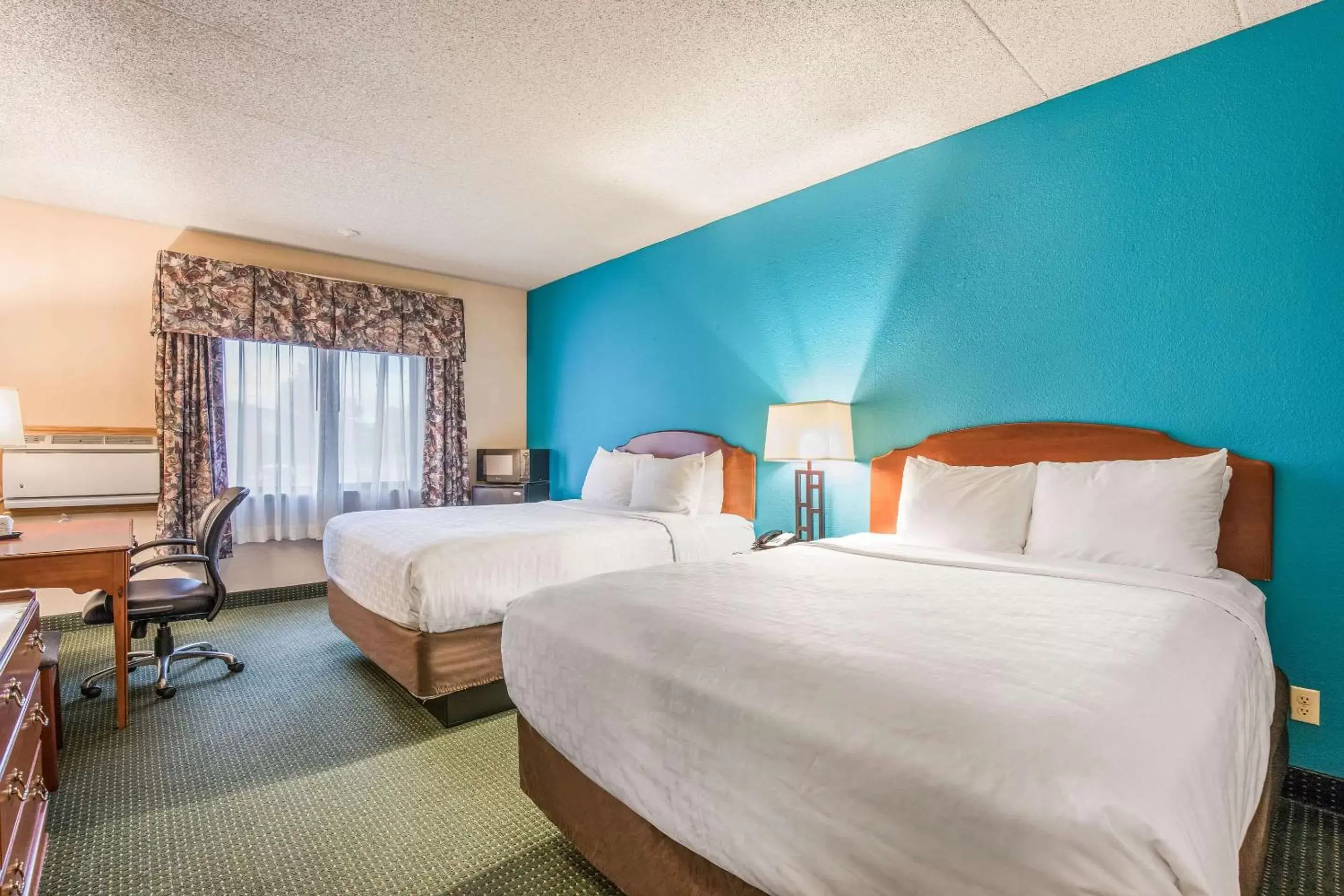 Photo of the whole room, Room Photo in Clarion Hotel and Convention Center Baraboo