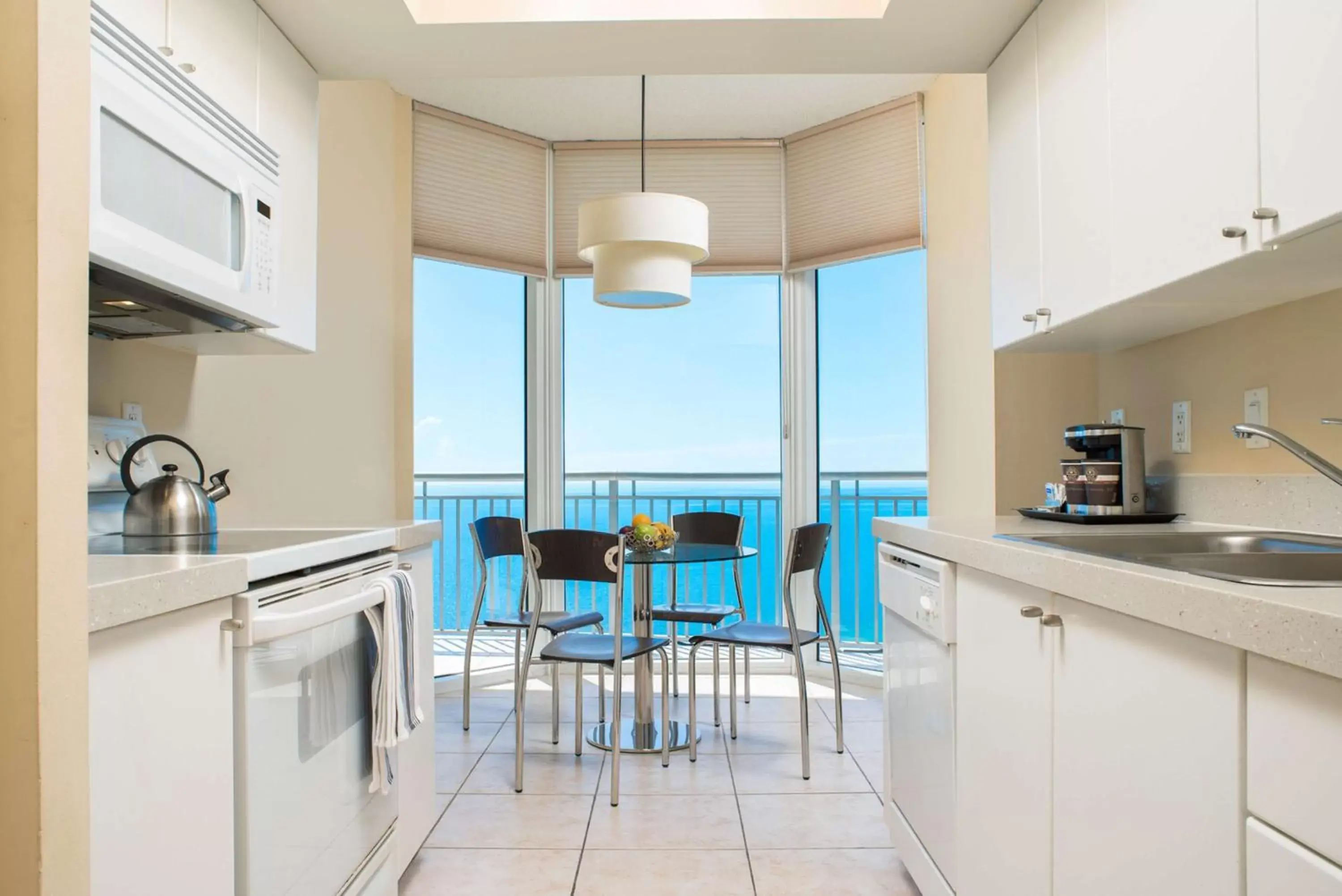 Living room, Kitchen/Kitchenette in DoubleTree by Hilton Ocean Point Resort - North Miami Beach
