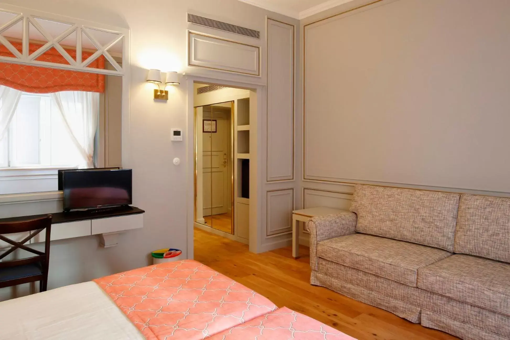 Seating Area in Grande Hotel do Porto
