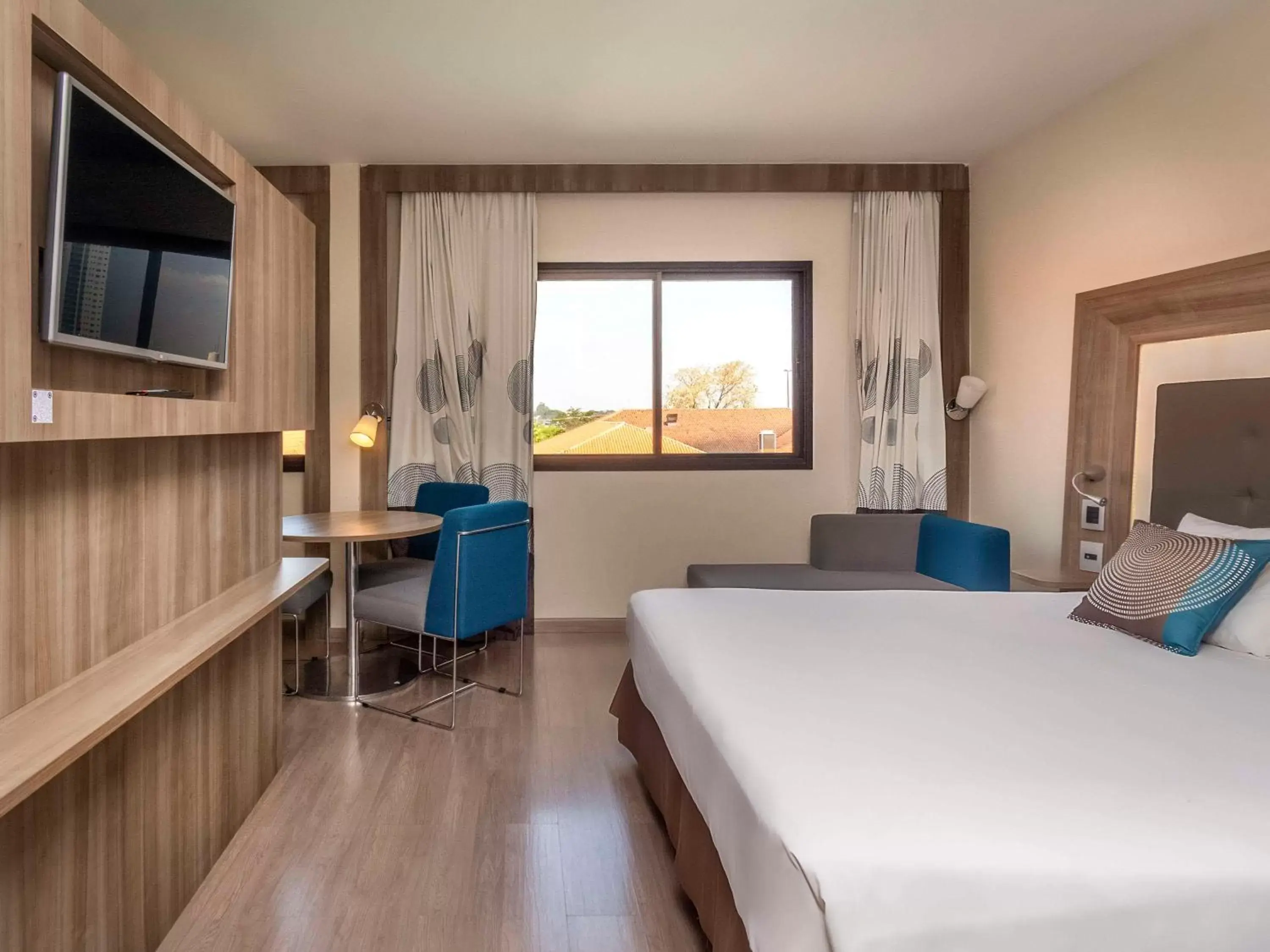 Bedroom, TV/Entertainment Center in Novotel Campo Grande