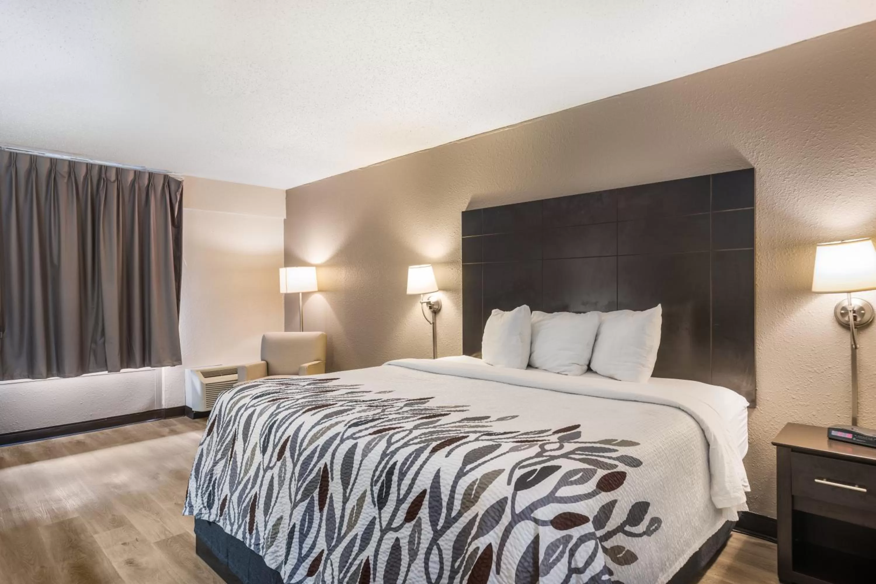 Bedroom, Bed in Red Roof Inn Savannah – Southside/Midtown