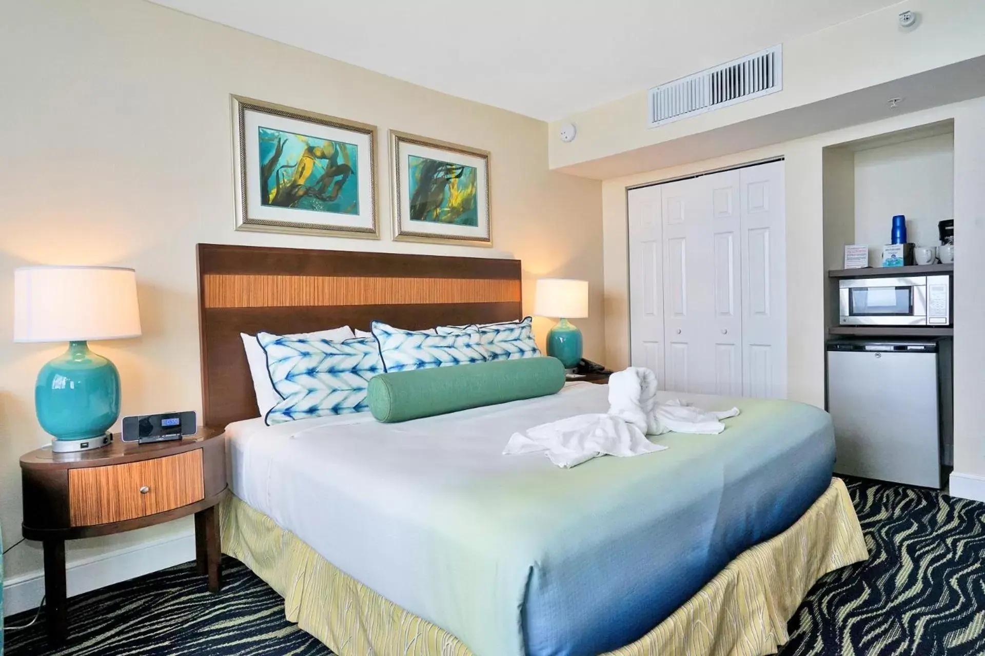 Bedroom, Bed in Hollywood Beach Tower by Capital Vacations