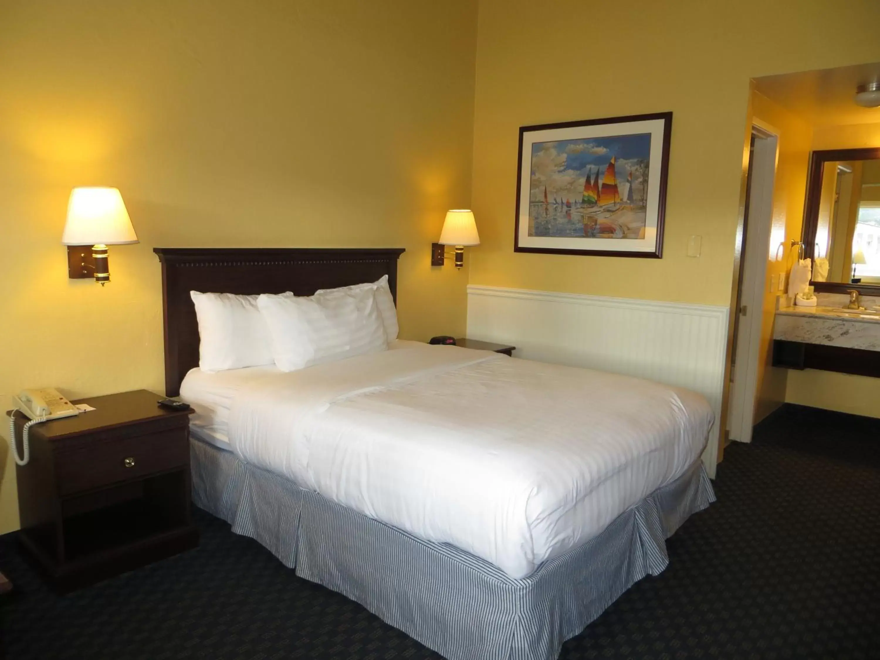 Photo of the whole room, Bed in Monterey Bay Lodge