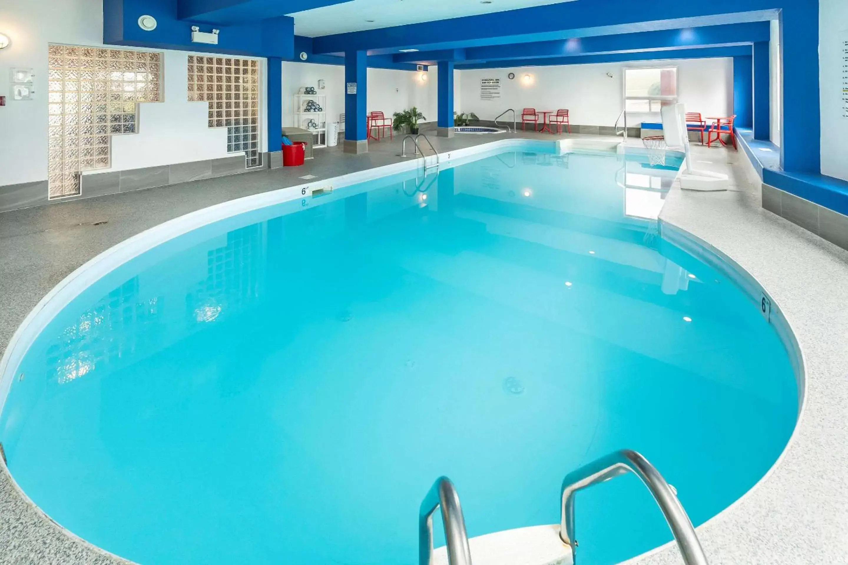 Swimming Pool in Comfort Inn & Suites Medicine Hat
