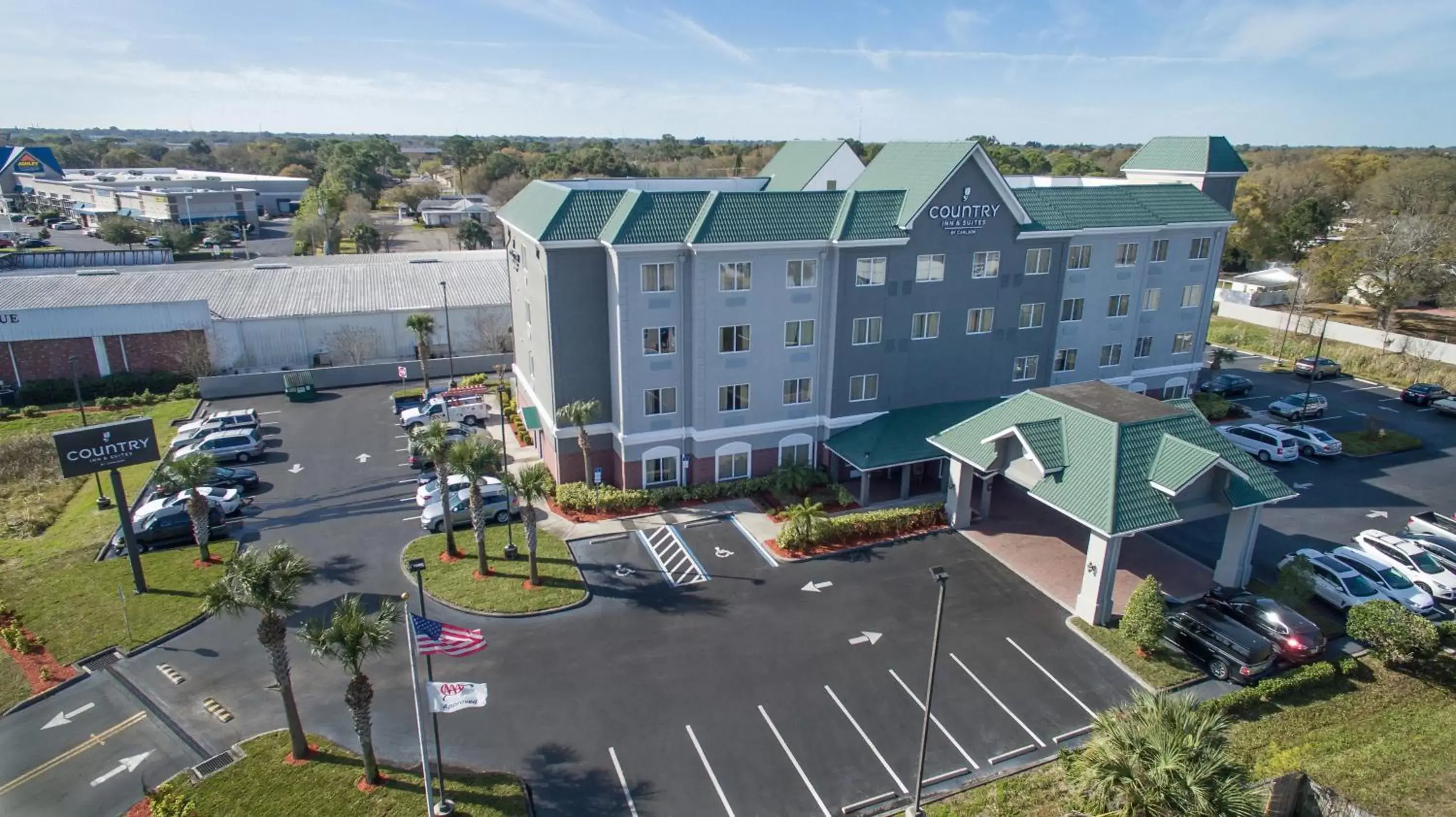 Property building, Bird's-eye View in Country Inn & Suites by Radisson, St. Petersburg - Clearwater, FL