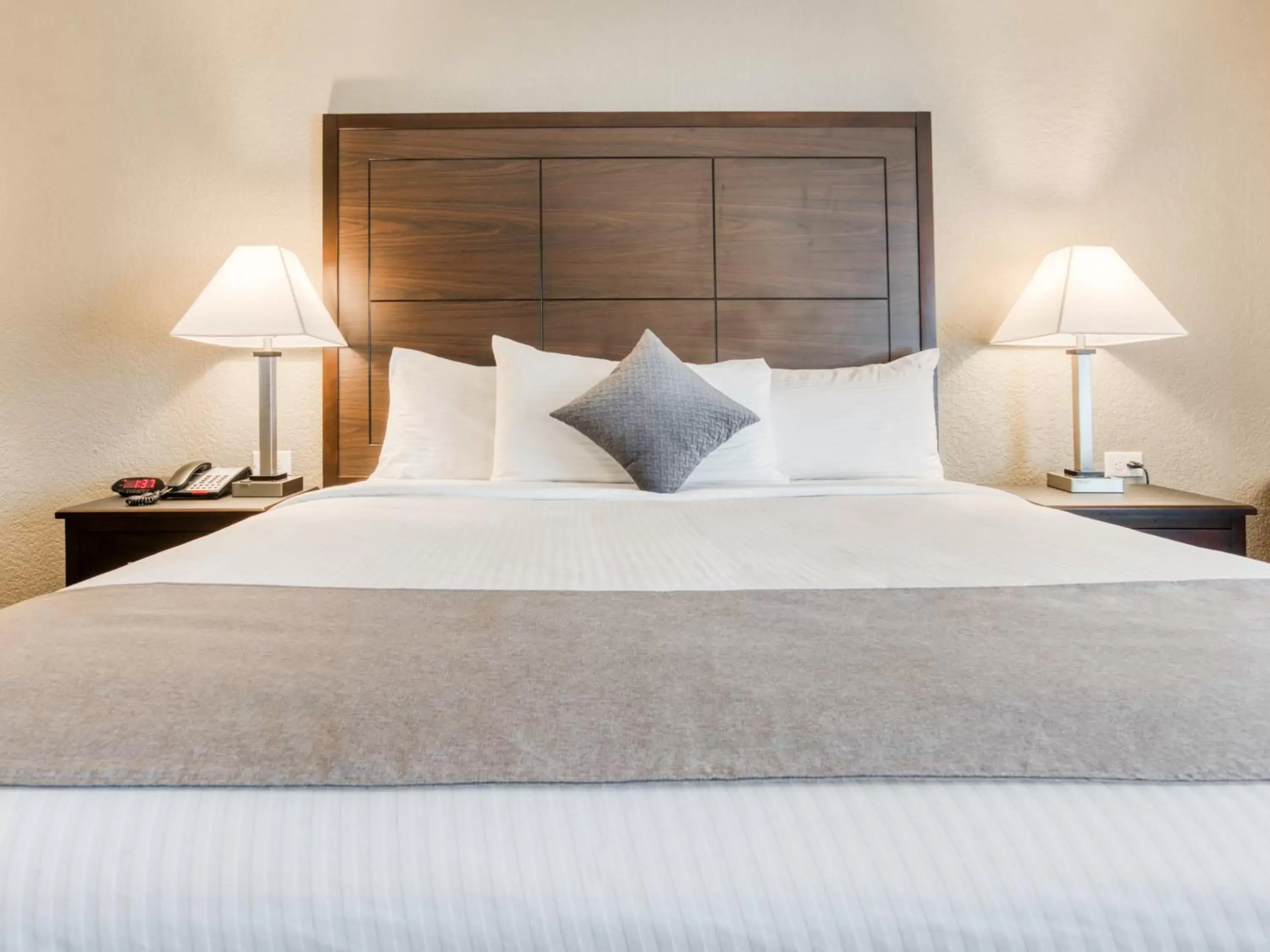 Bedroom, Bed in Alexis Hotel & Banquets Dallas Park Central Galleria