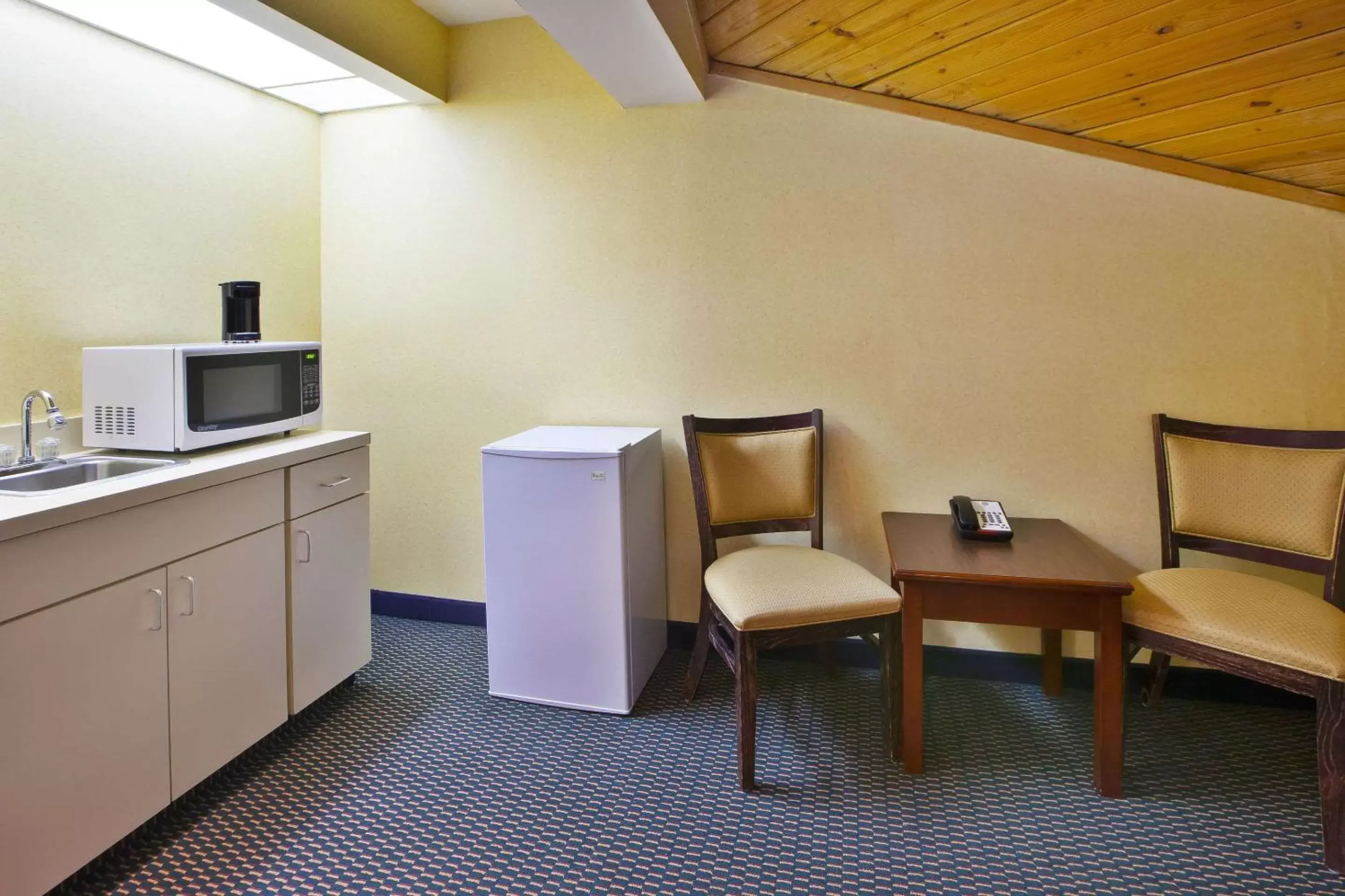 Photo of the whole room, Kitchen/Kitchenette in Quality Inn Marshall near I-69
