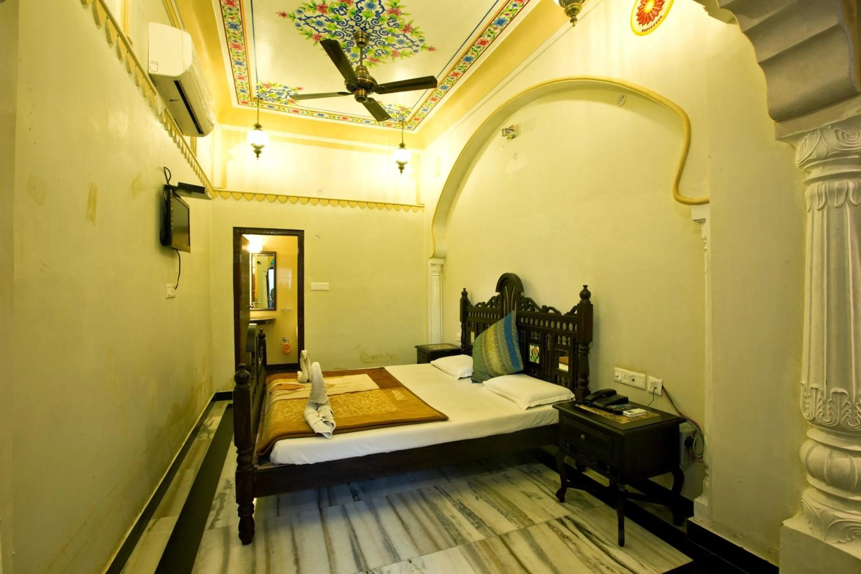 Bedroom, Bed in Hotel Kalyan