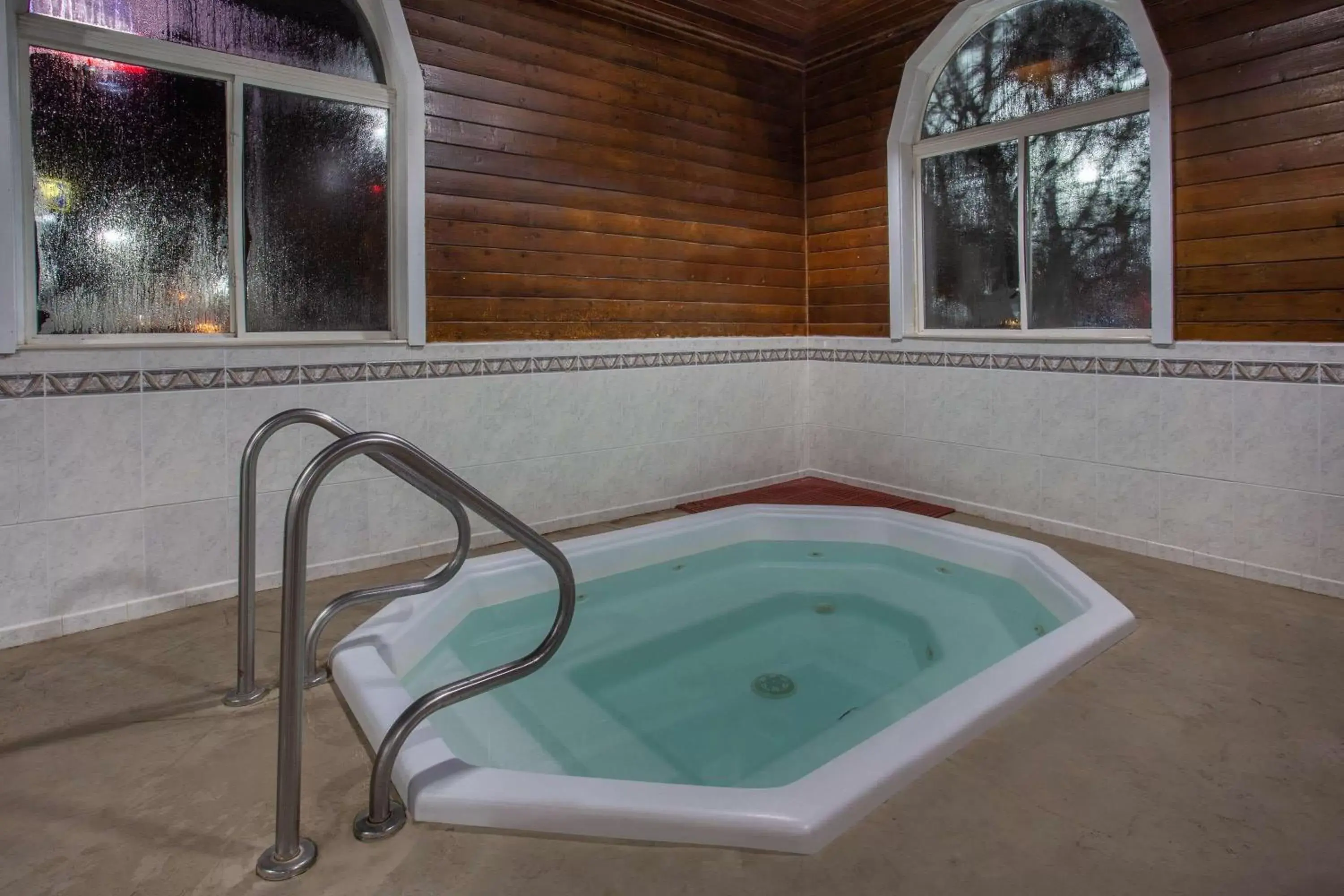 Hot Tub, Swimming Pool in La Quinta Inn by Wyndham Peru Starved Rock State Park