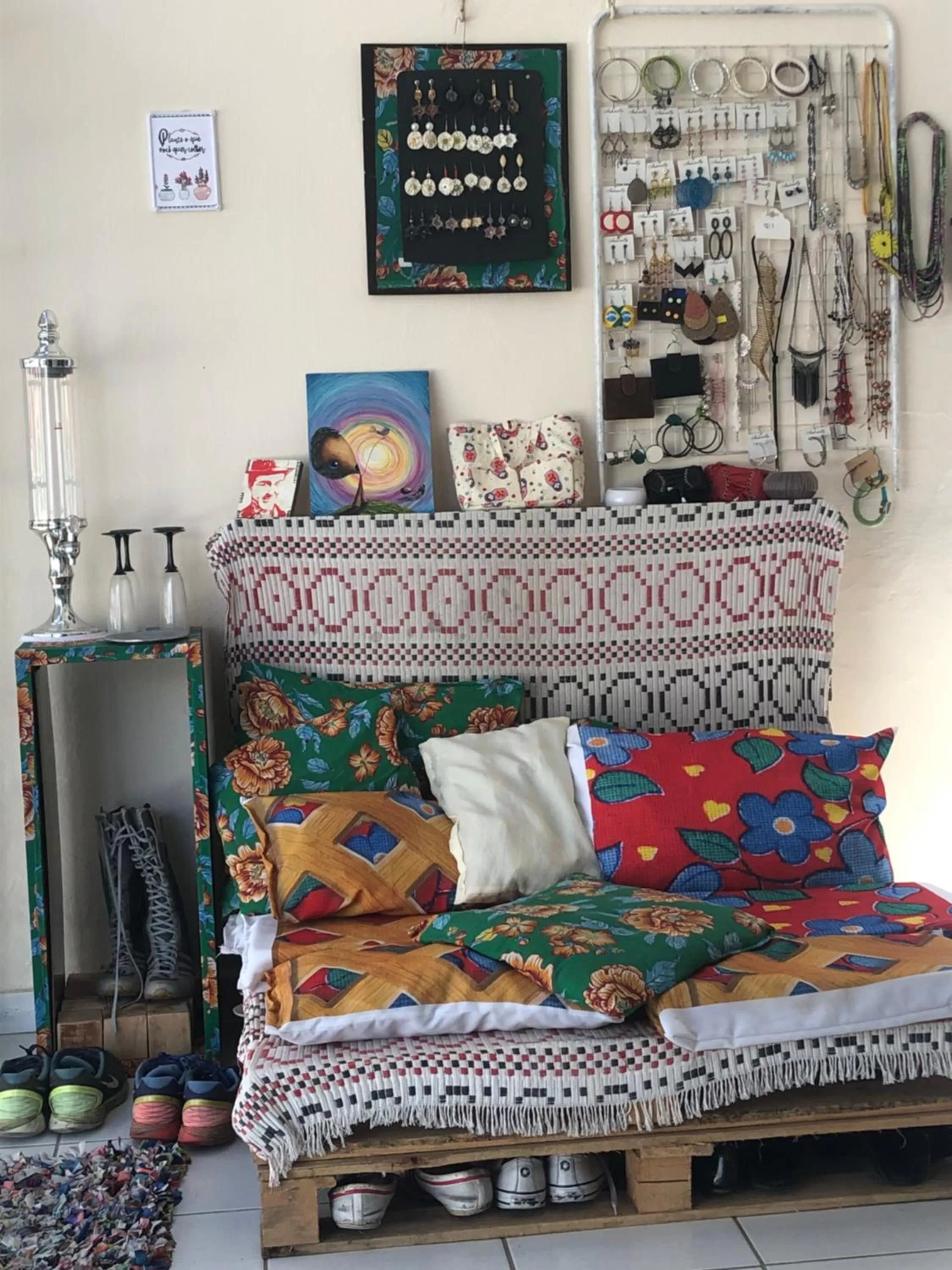 Communal lounge/ TV room in Hostel Das Canárias