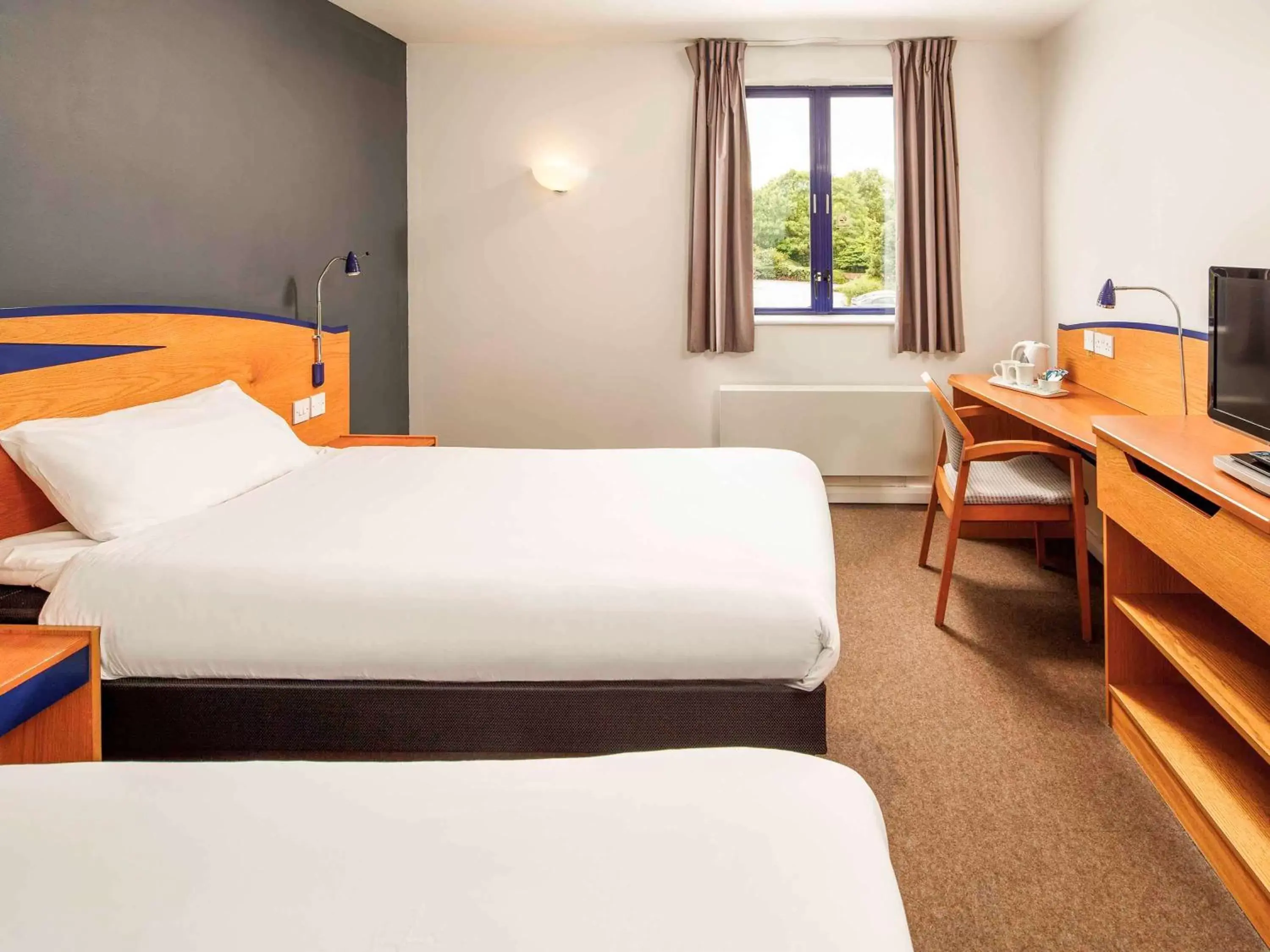 Photo of the whole room, Bed in ibis Chesterfield North - Barlborough
