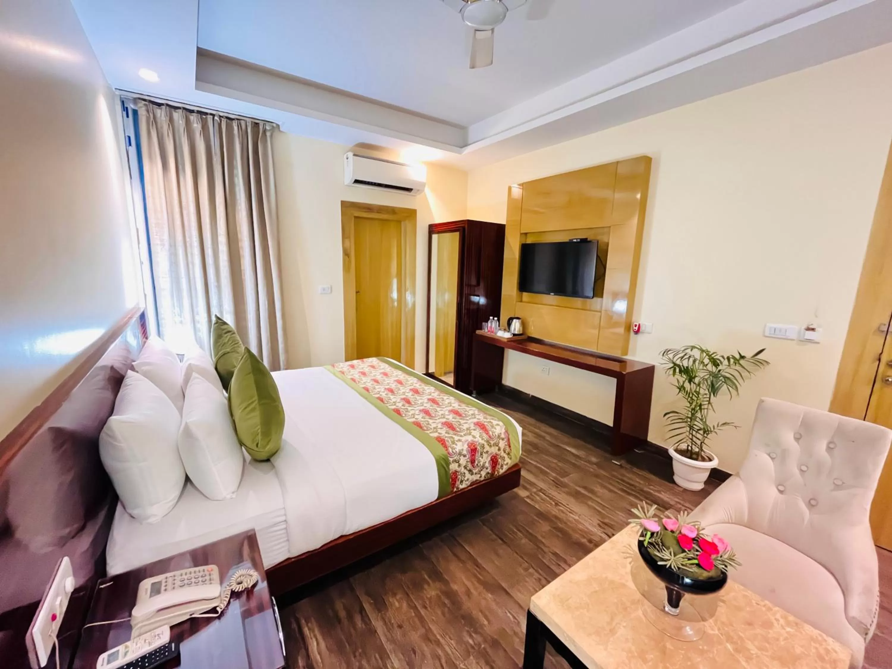 TV and multimedia, Bed in Hotel Banz near Delhi Airport