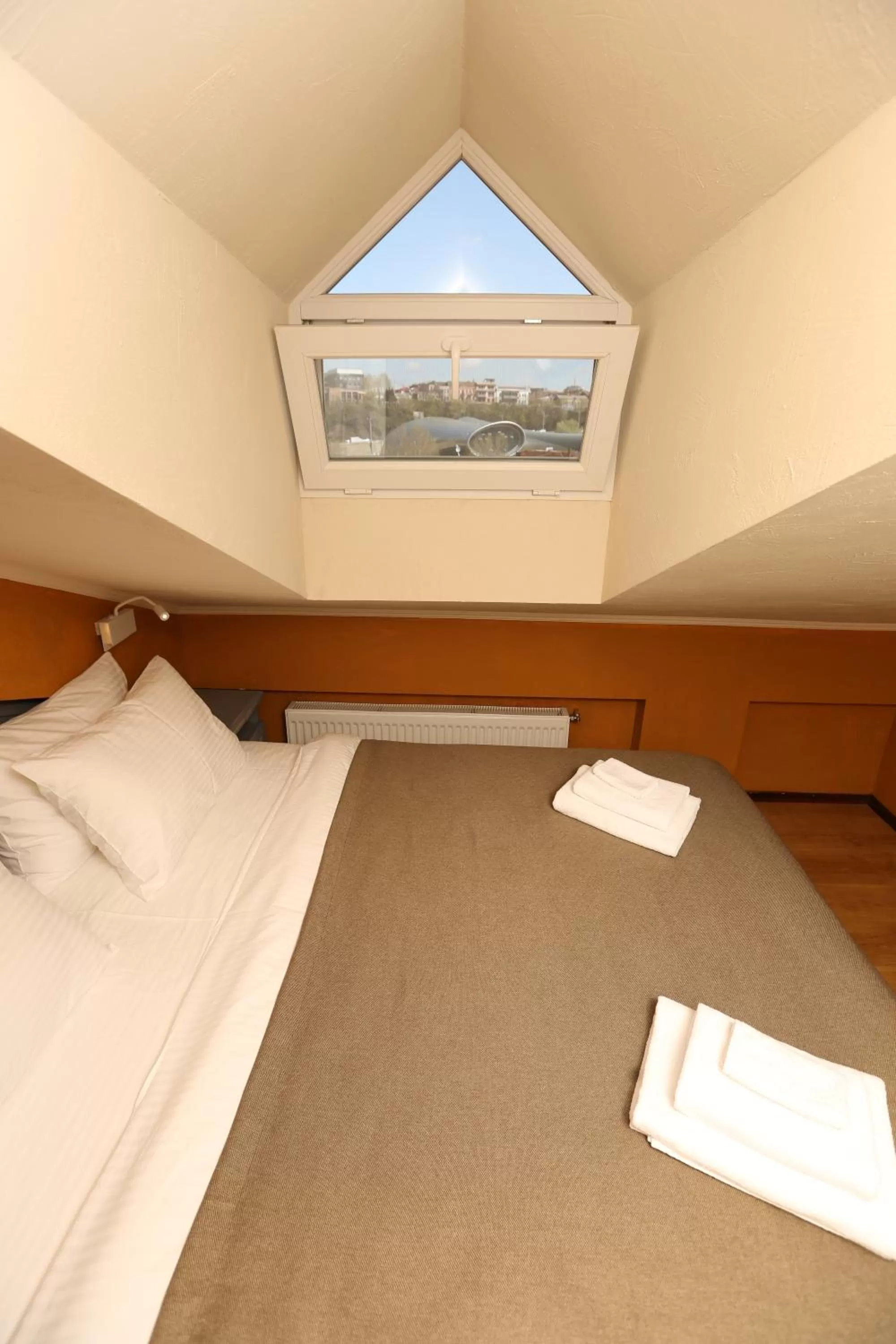 City view, Bed in Kindli Boutique Hotel