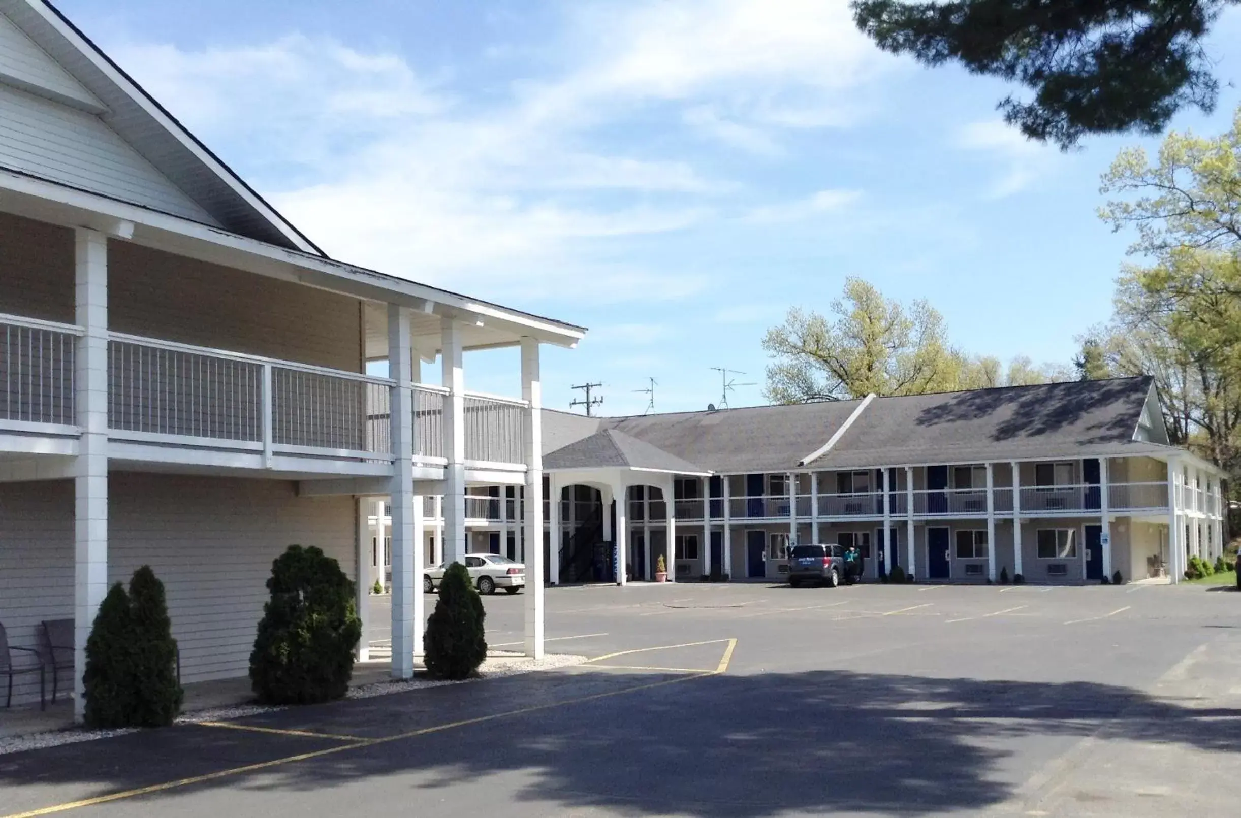 Facade/entrance, Property Building in Travelodge by Wyndham Traverse City MI