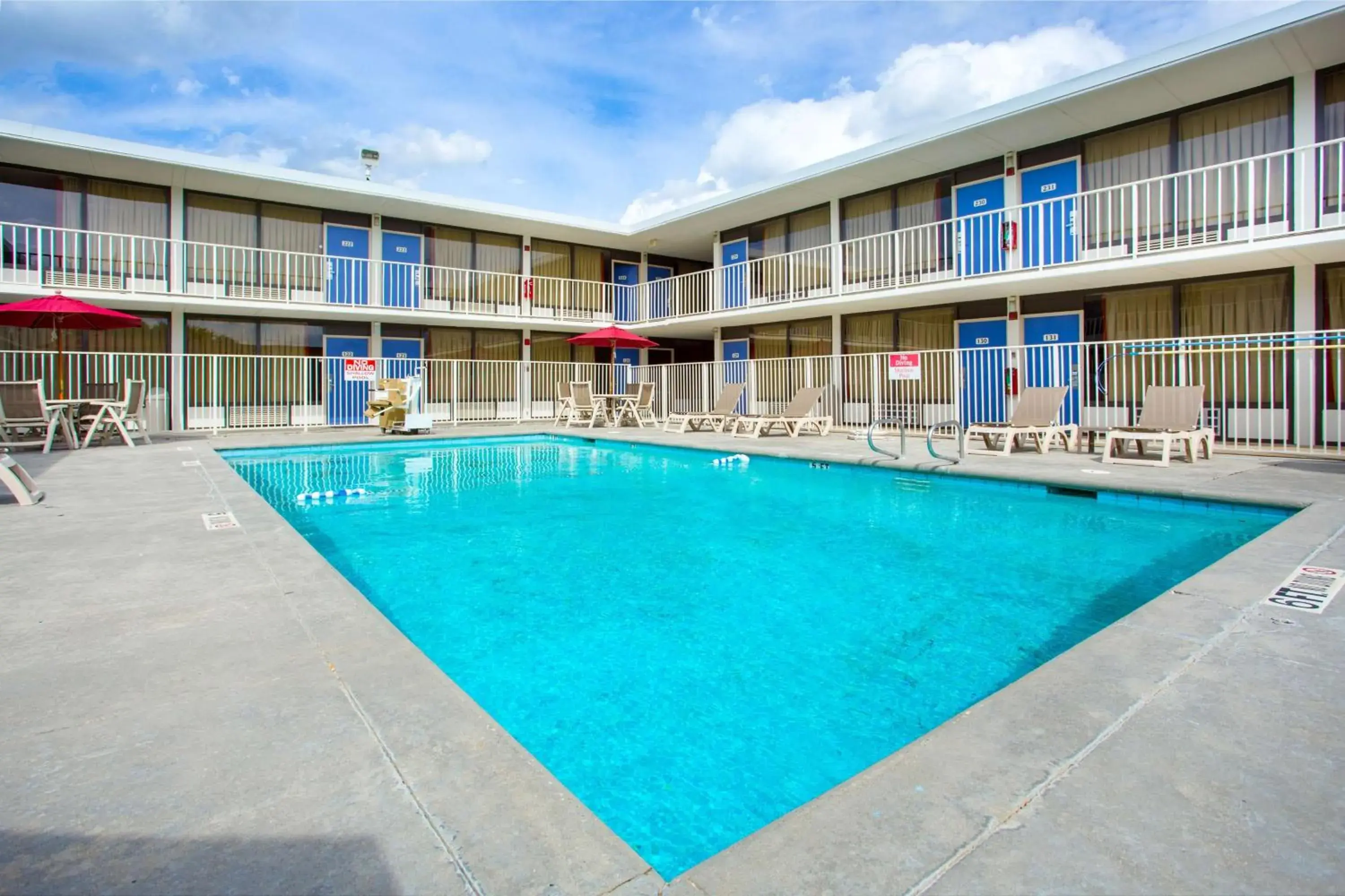 Pool view, Property Building in Motel 6 Baton Rouge Southeast