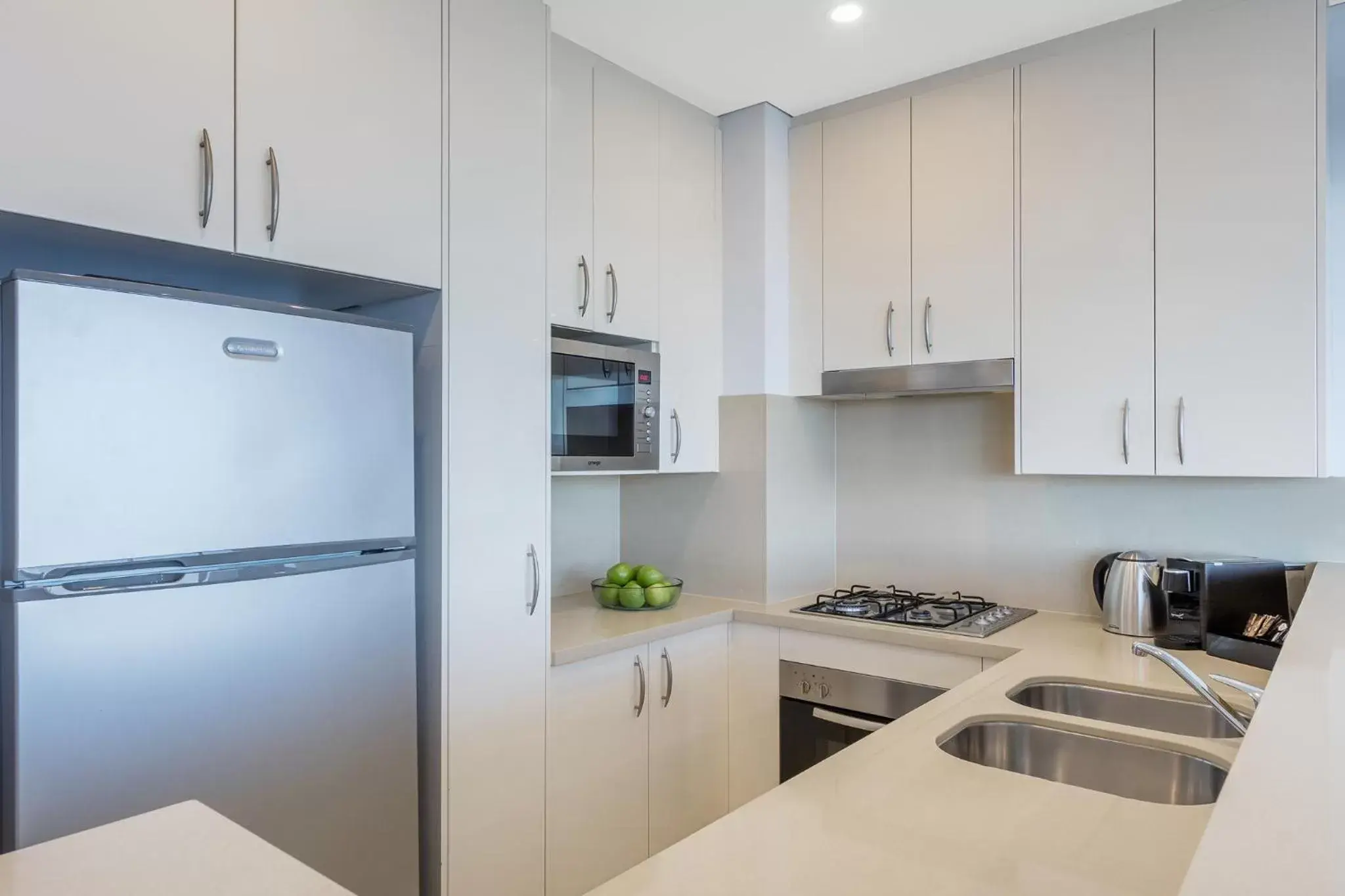 Kitchen or kitchenette, Kitchen/Kitchenette in Meriton Suites Kent Street, Sydney