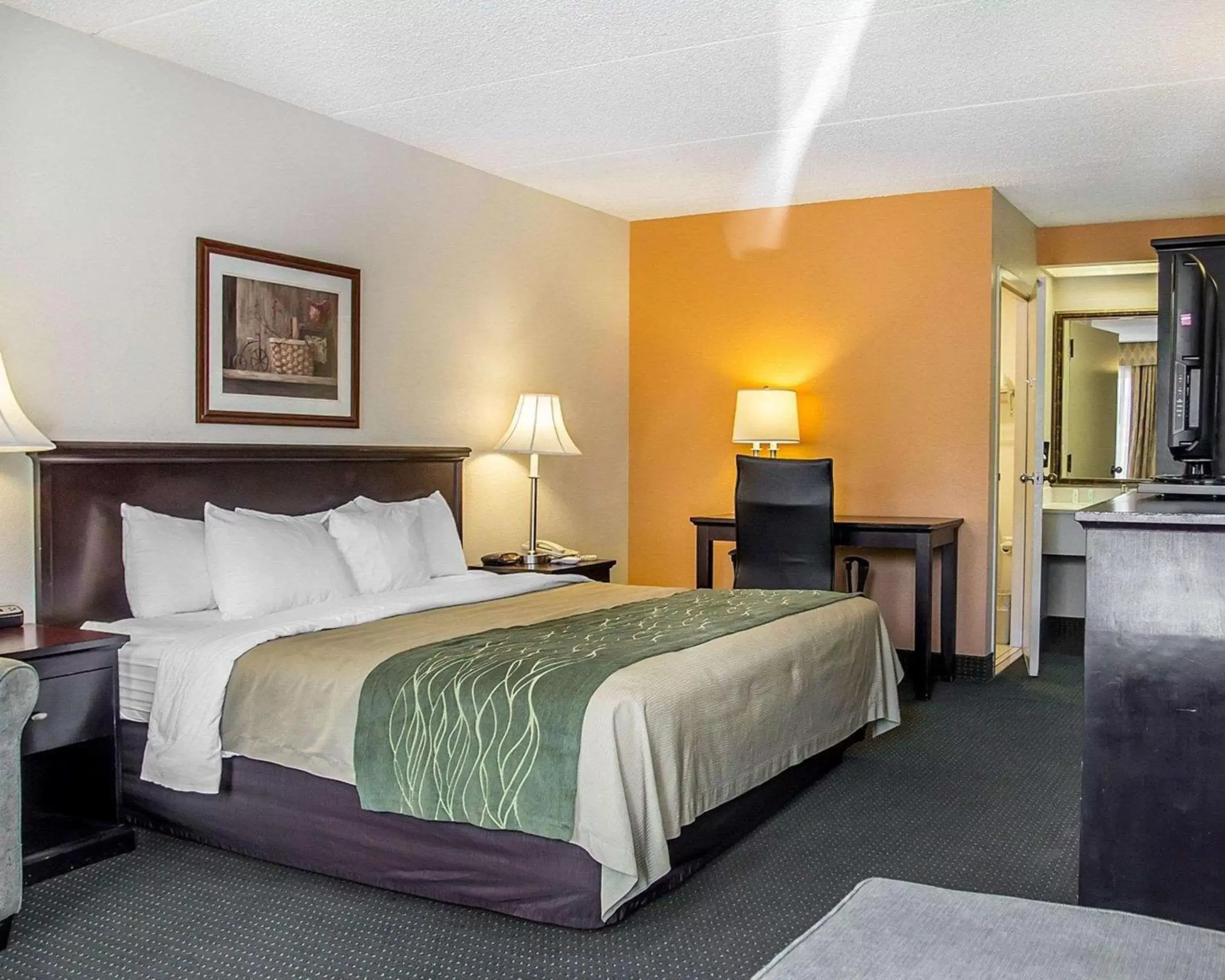 Photo of the whole room, Room Photo in Quality Inn Riverside near UCR and Downtown