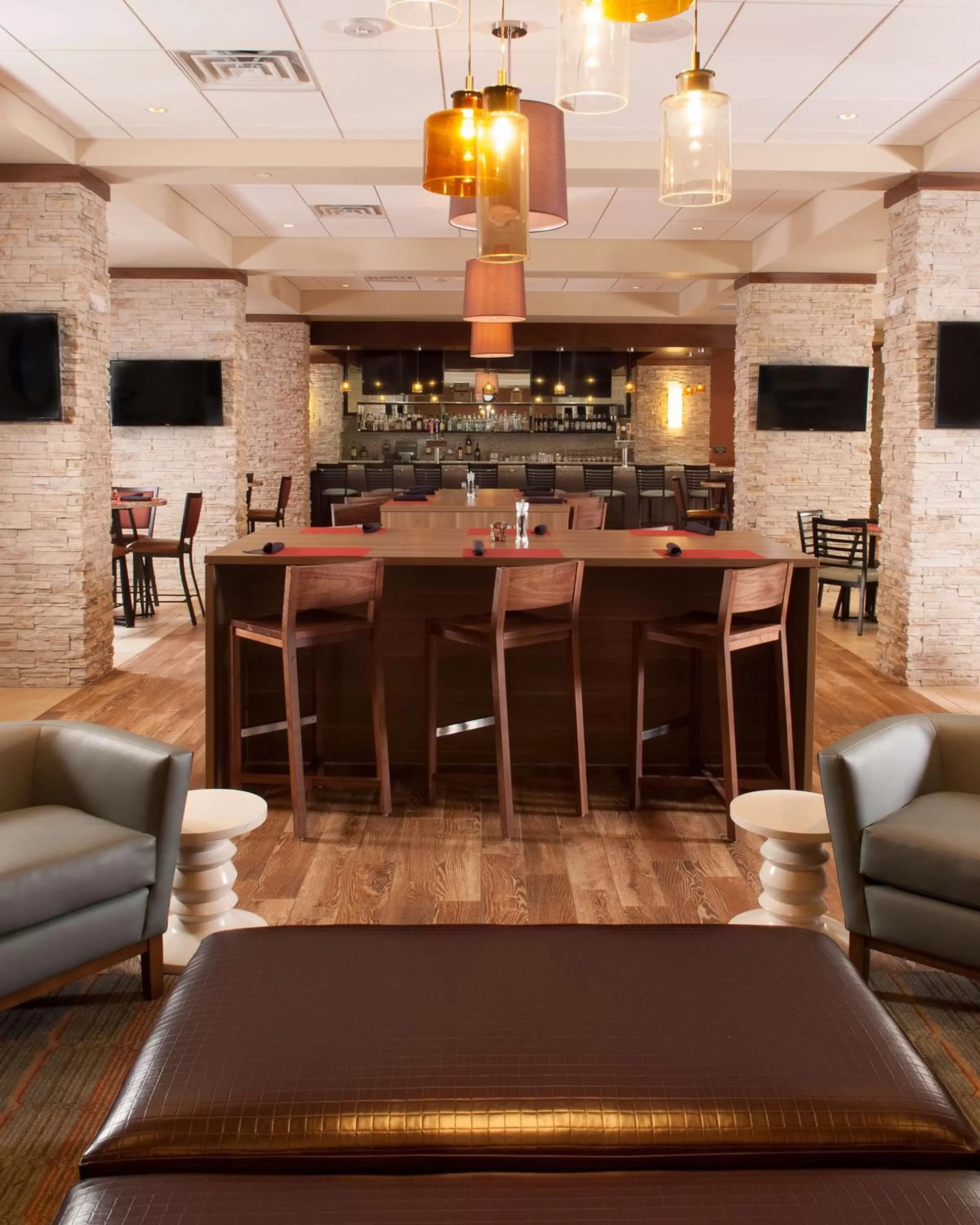 Lounge or bar in Embassy Suites by Hilton Nashville Airport