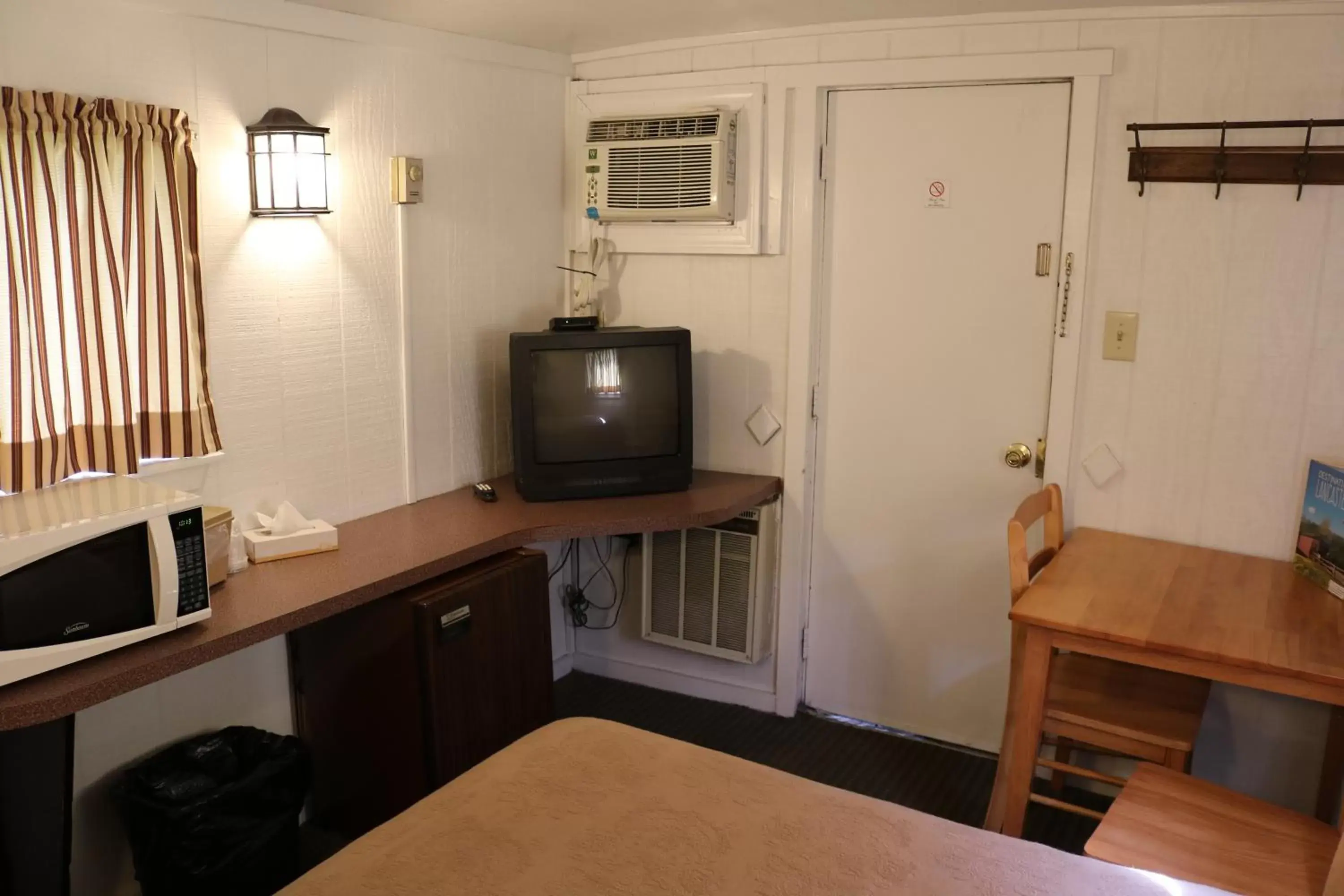 TV/Entertainment Center in Red Caboose Motel & Restaurant