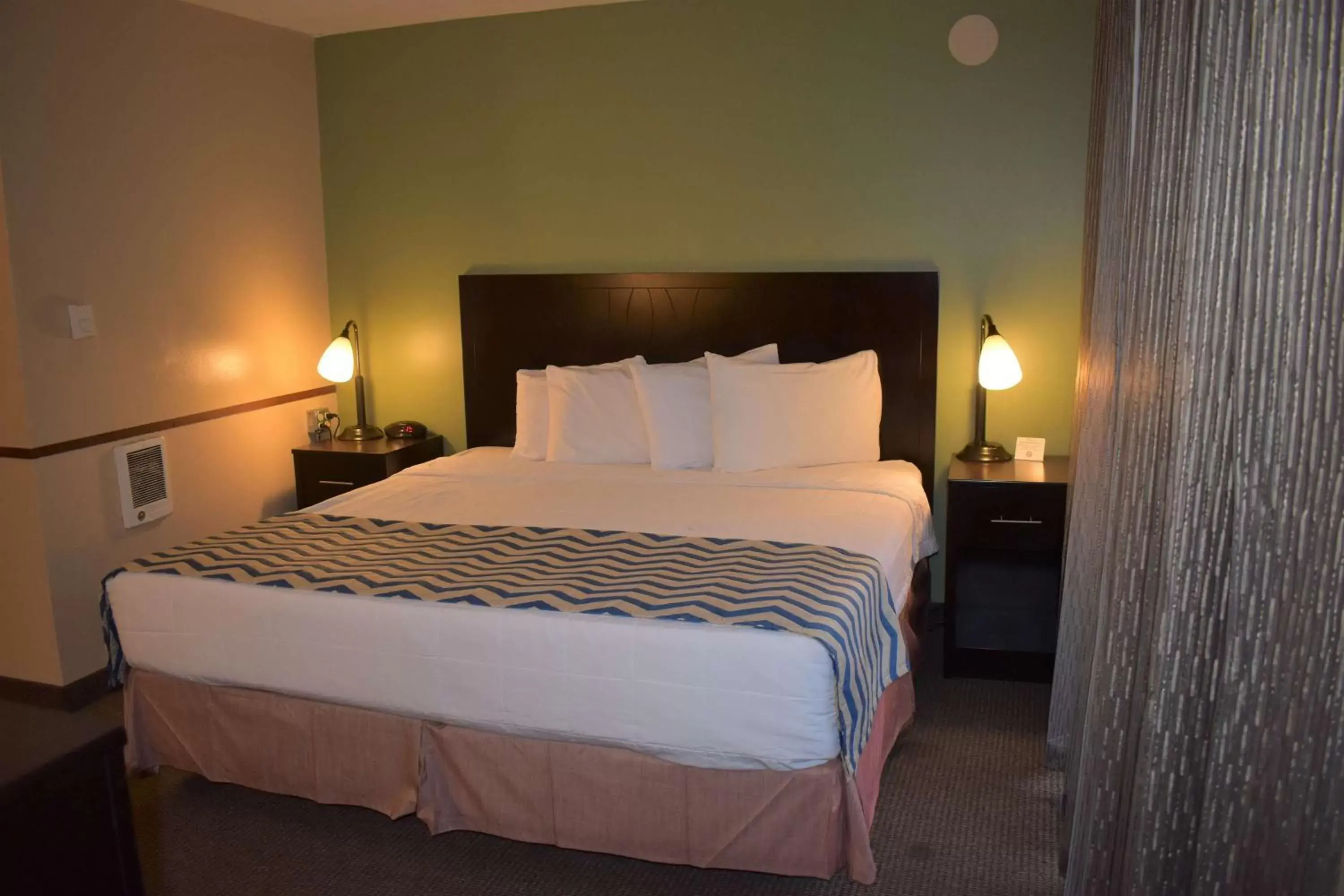 Photo of the whole room, Bed in SureStay Hotel by Best Western Portland City Center