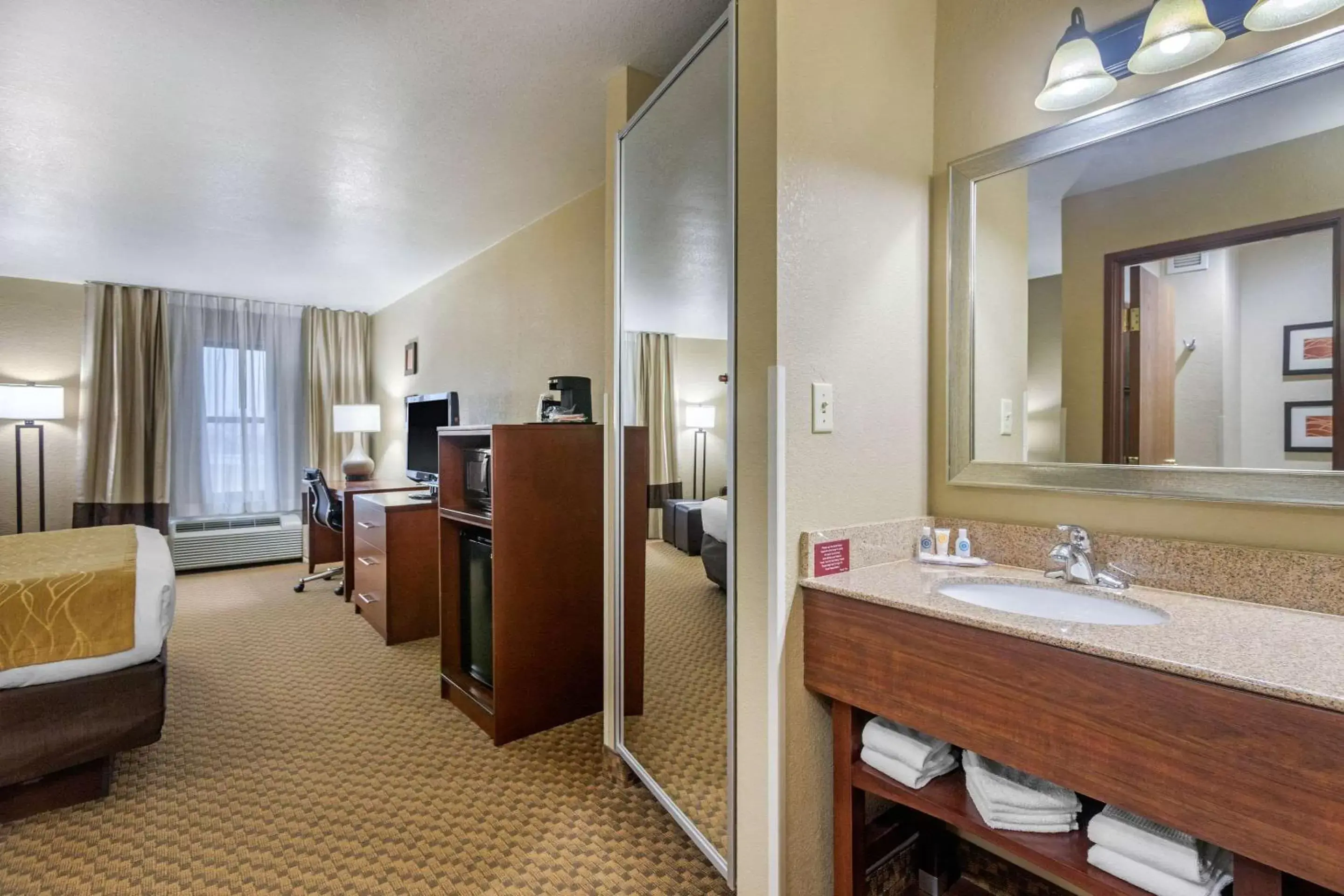 Photo of the whole room, Bathroom in Comfort Inn & Suites Springfield I-44