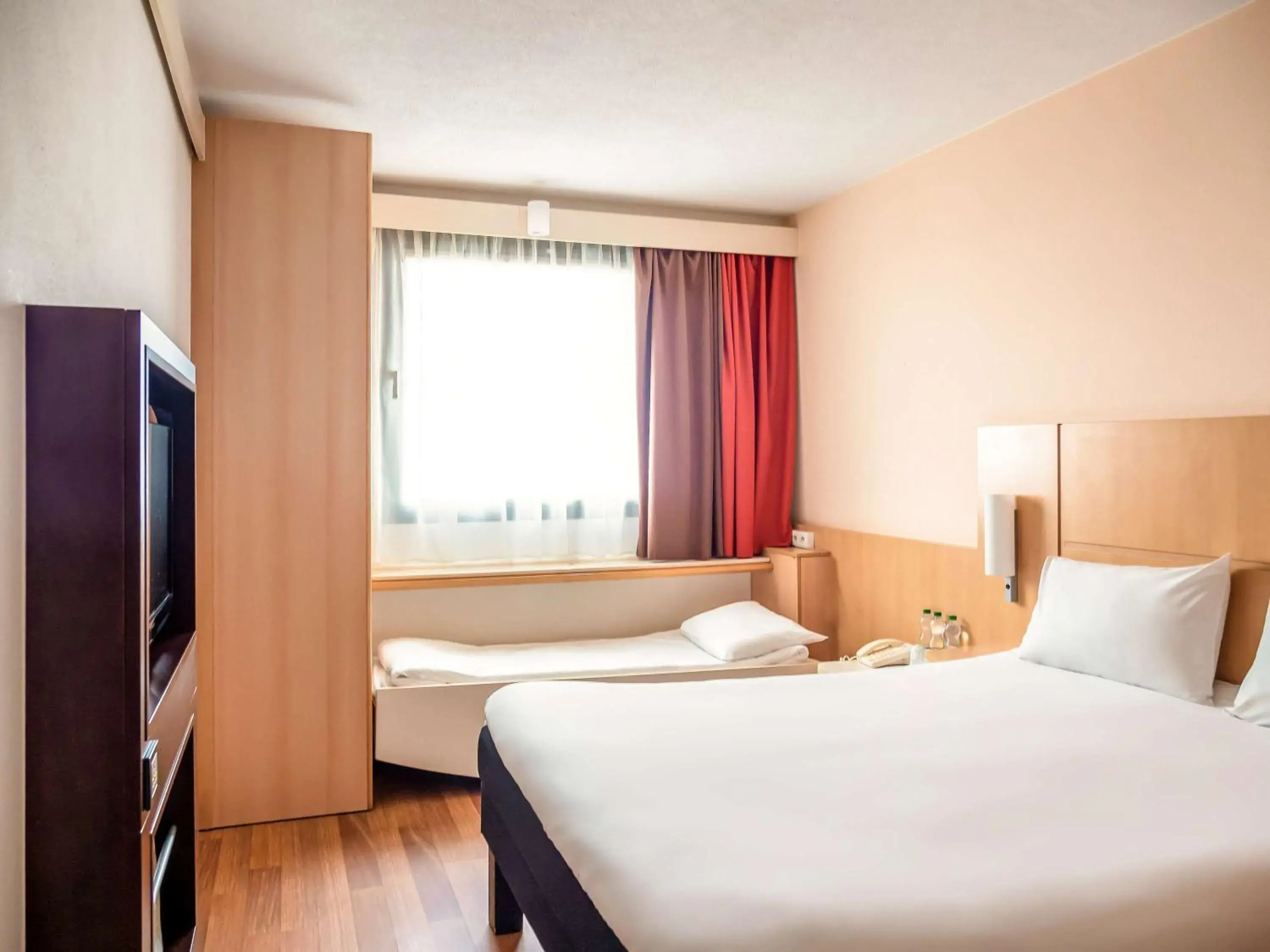 Photo of the whole room, Bed in Ibis Barcelona Santa Coloma