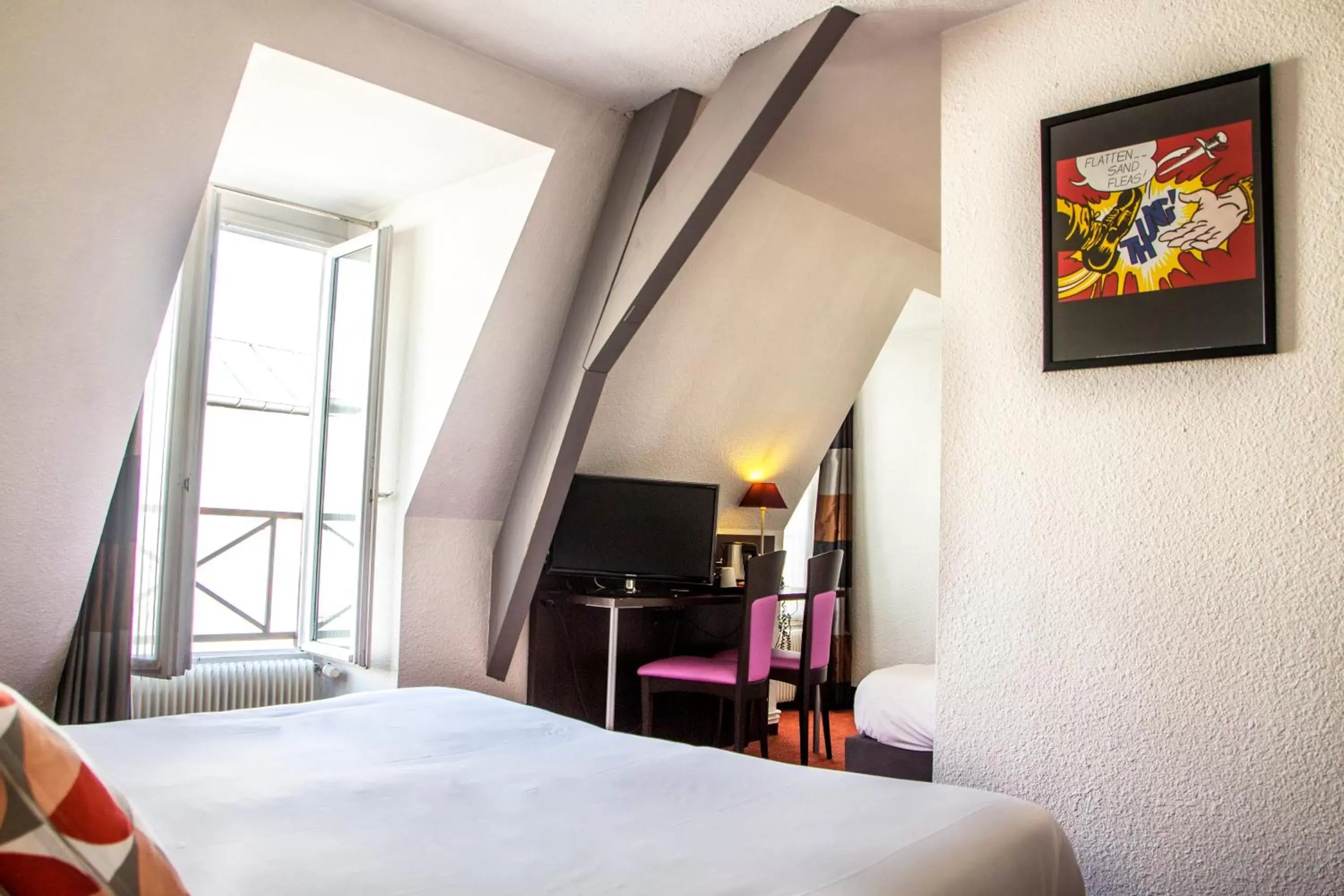 Bedroom, TV/Entertainment Center in 55 Hôtel Montparnasse