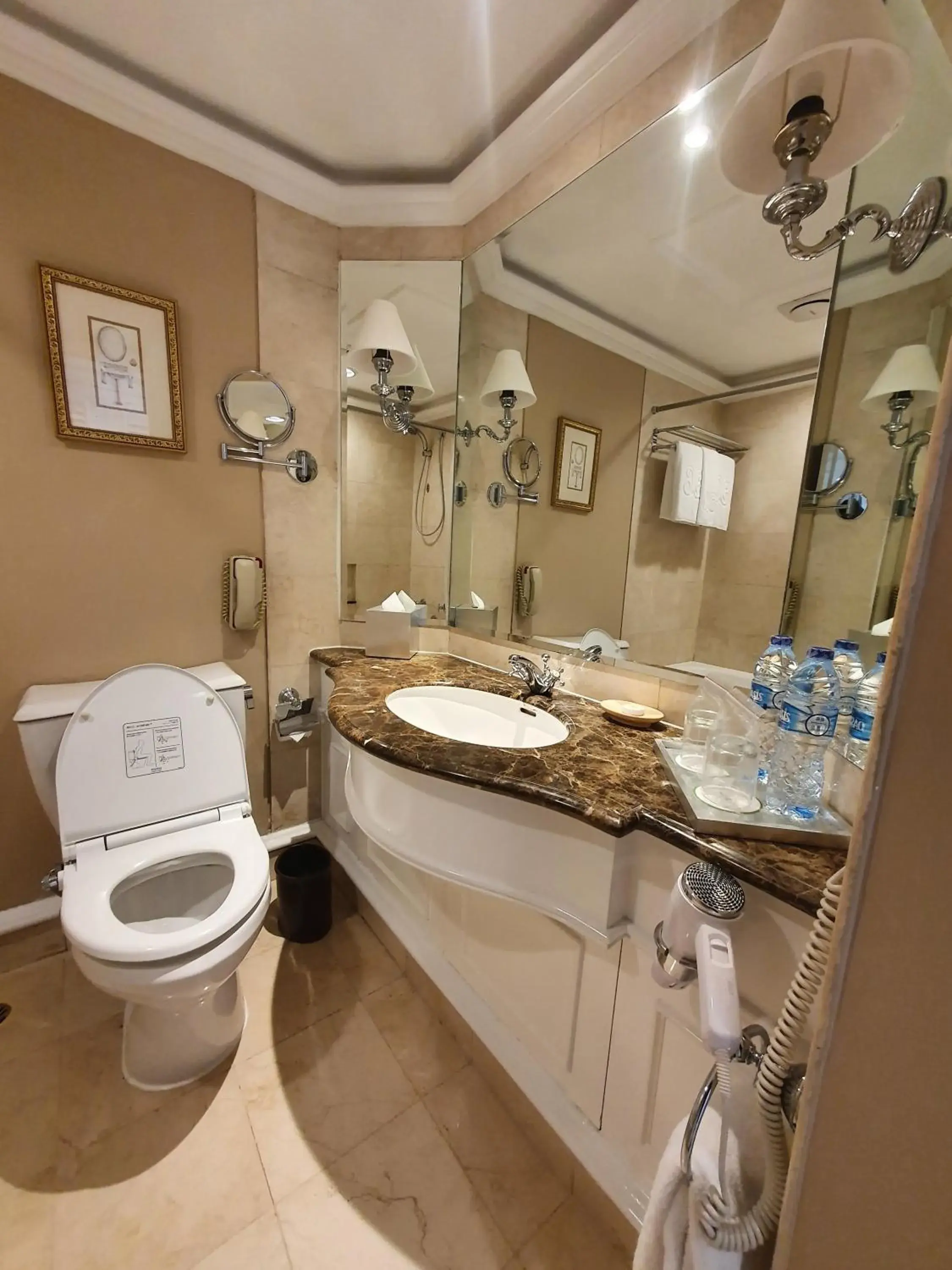 Bathroom in Hotel Gran Mahakam