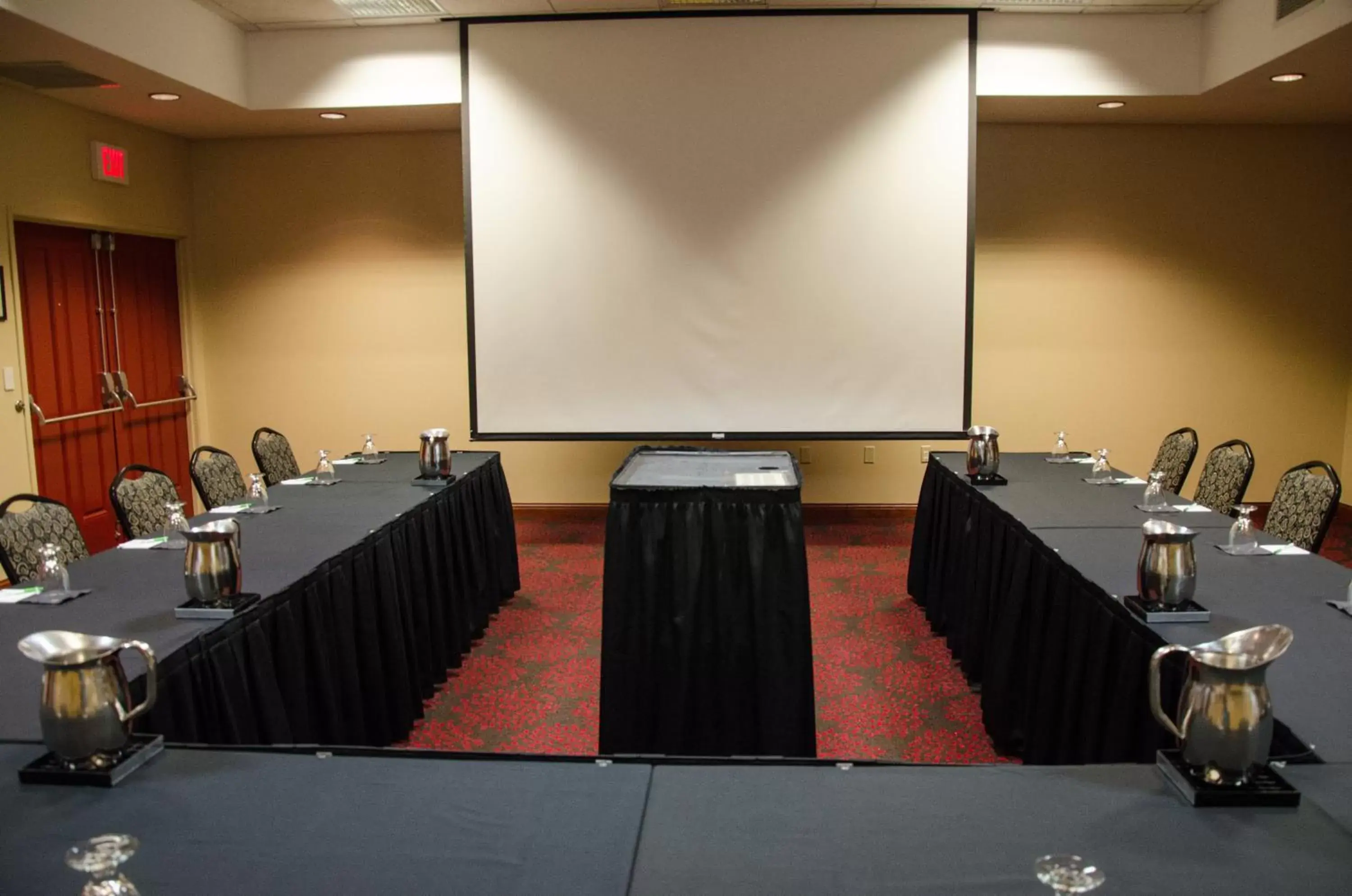 Meeting/conference room in Holiday Inn Hotel Pewaukee-Milwaukee West, an IHG Hotel