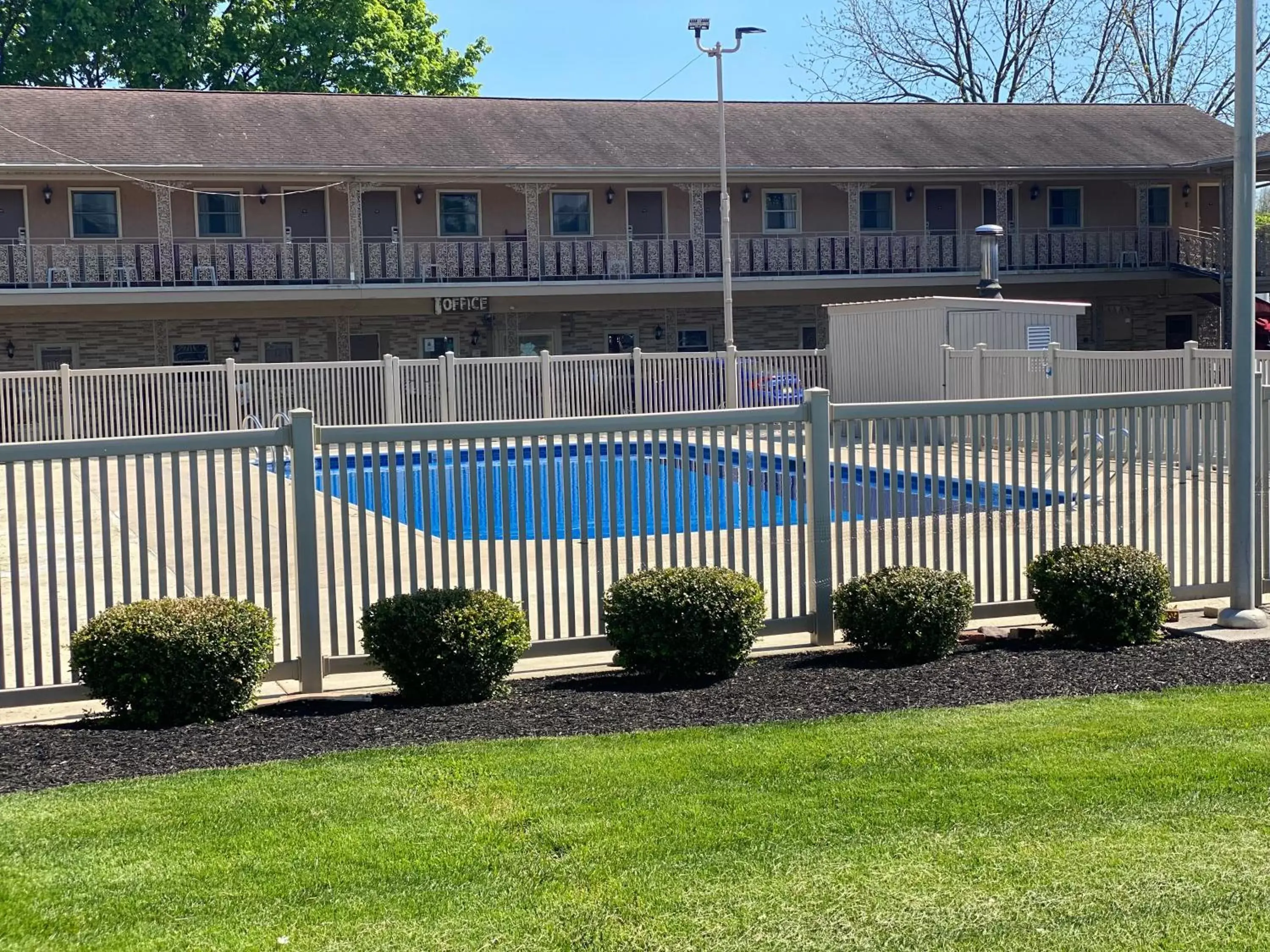 Swimming pool, Property Building in White Rose Motel - Hershey