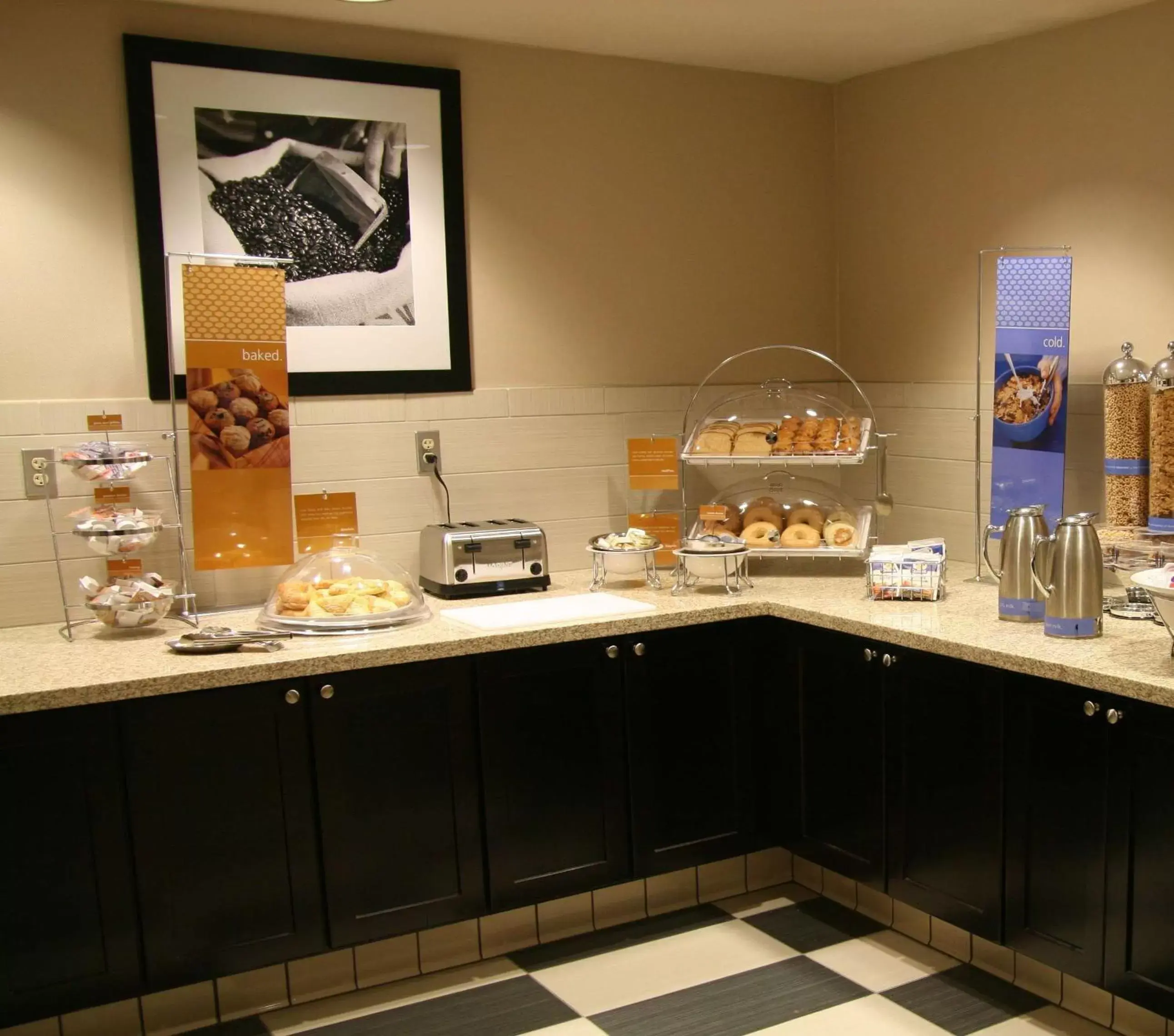 Dining area, Kitchen/Kitchenette in Hampton Inn & Suites Suisun City Waterfront
