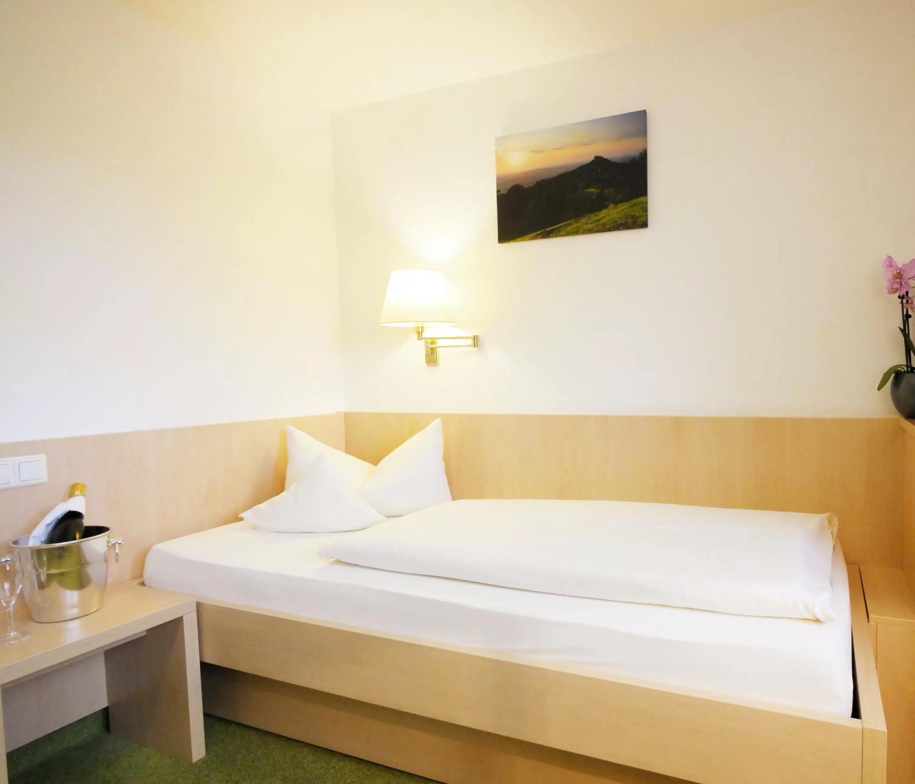 Photo of the whole room, Bed in Berghotel Zollersteighof